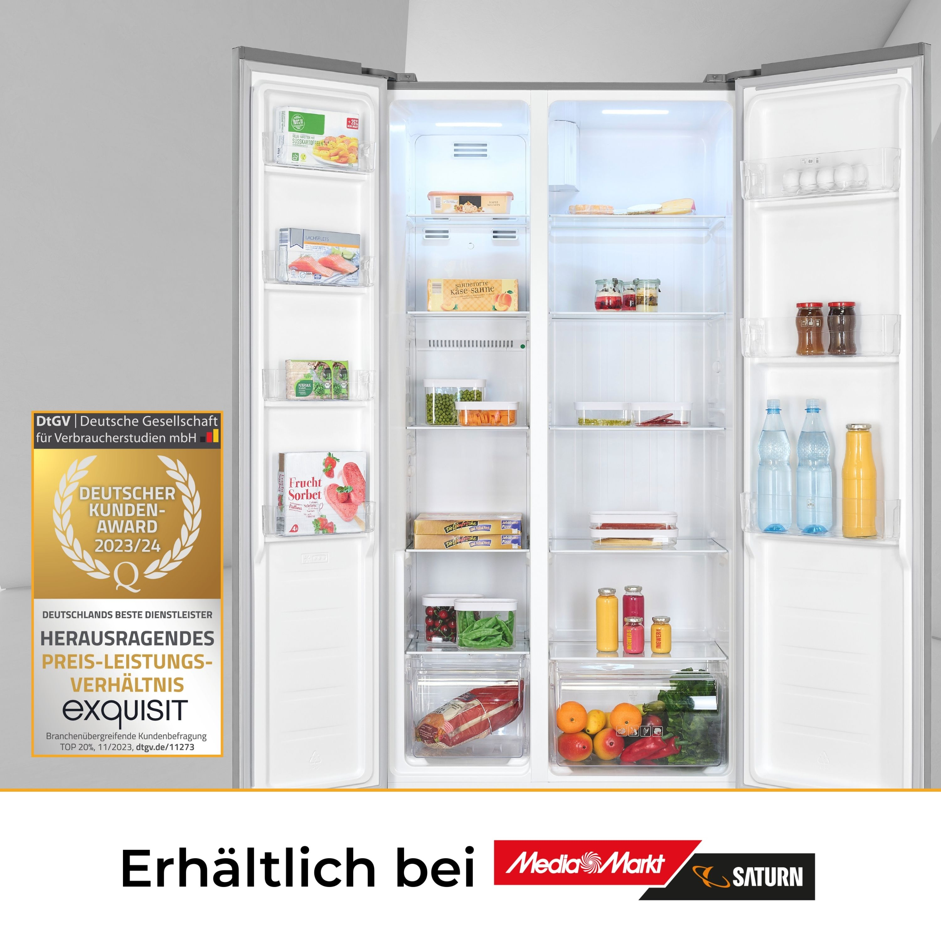 Ein Kühlschrank mit offenen Türen. Innen: Lebensmittel, Getränke und Auszeichnungen für die Marke.