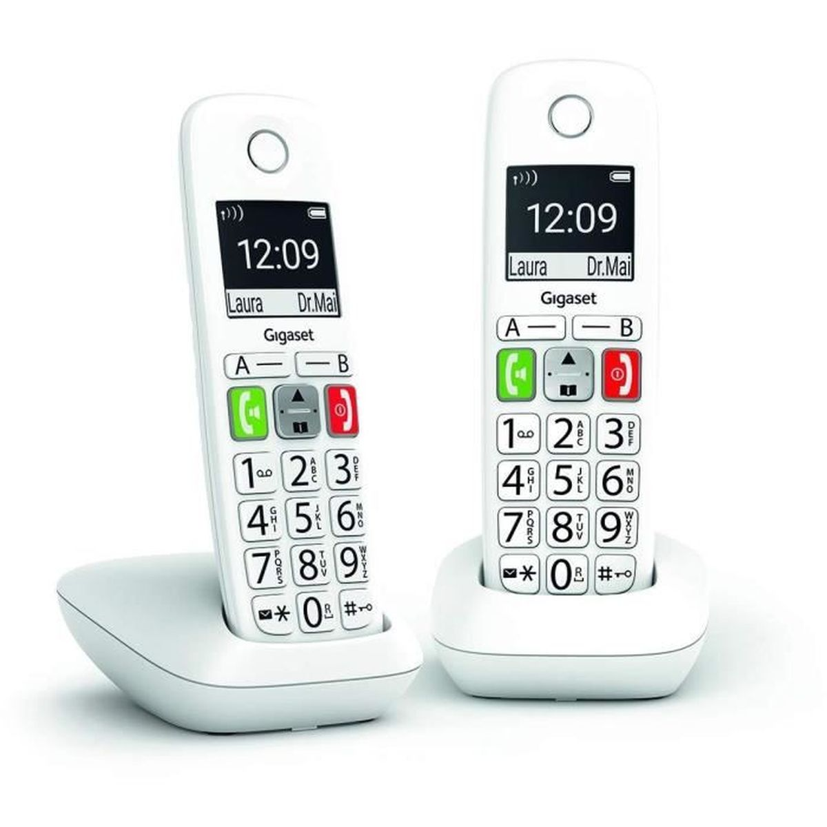 Zwei weiße schnurlose Telefone mit Anzeigen, die die Zeit und Tasten zeigen.