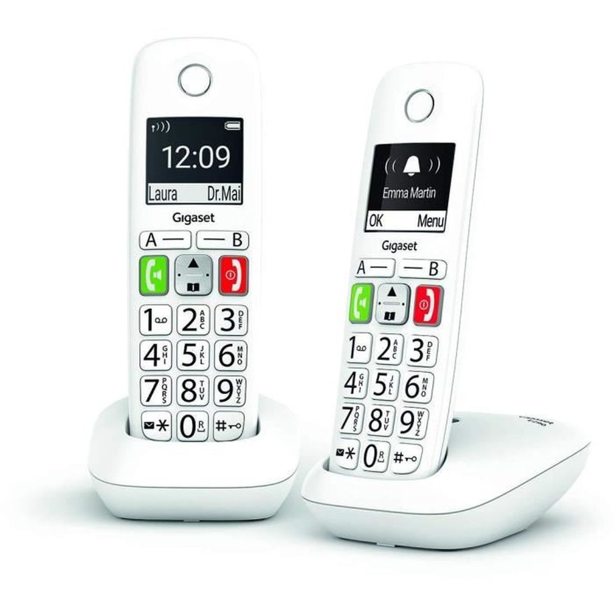 Zwei weiße Gigaset Schnurlostelefone auf ihren Ladestationen. Die Bildschirme zeigen Zeit, Namen und Telefonsymbole.