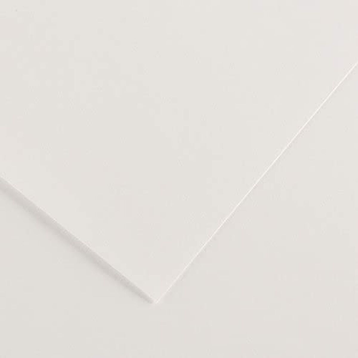 Nahaufnahme eines weißen Papiers, schräge Ansicht.