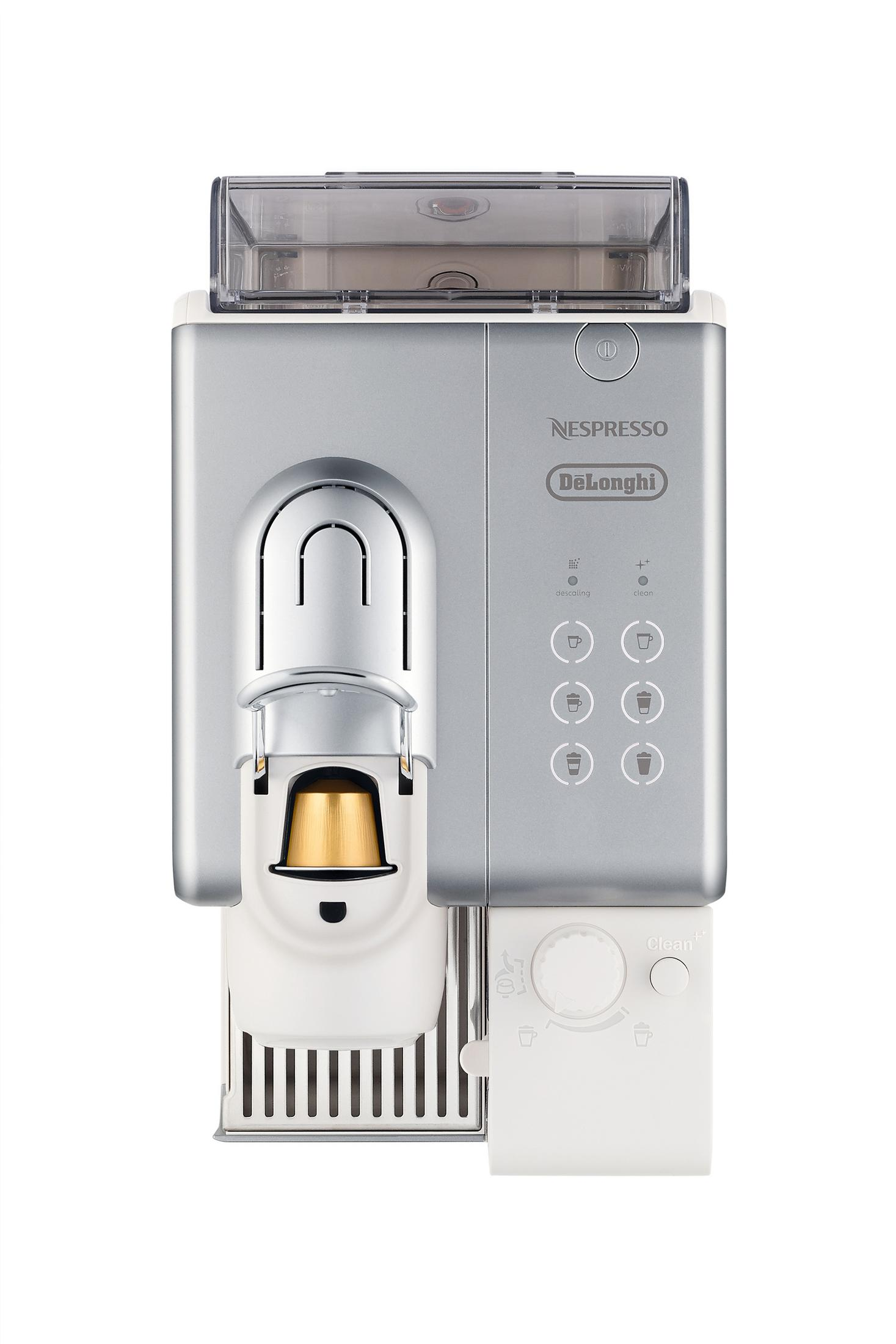 Silber-weiße Nespresso-Kaffeemaschine. Oben befindet sich ein transparenter Wassertank.