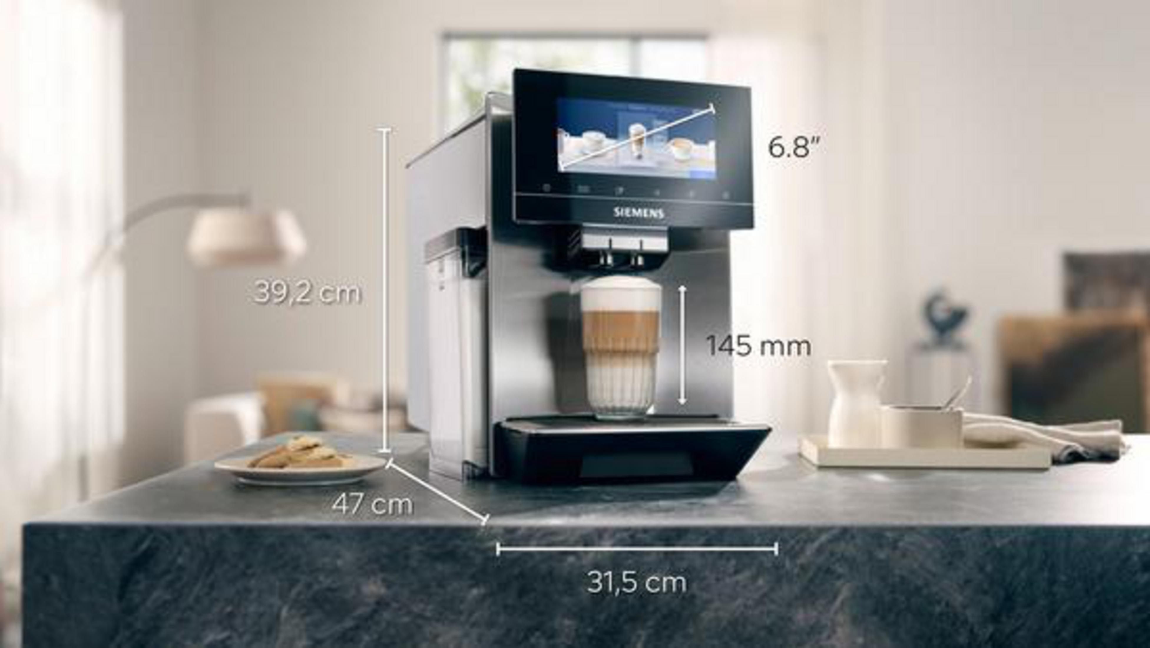 Kaffeemaschine mit Latte im Glas. Messungen werden auf dem Bild angezeigt.