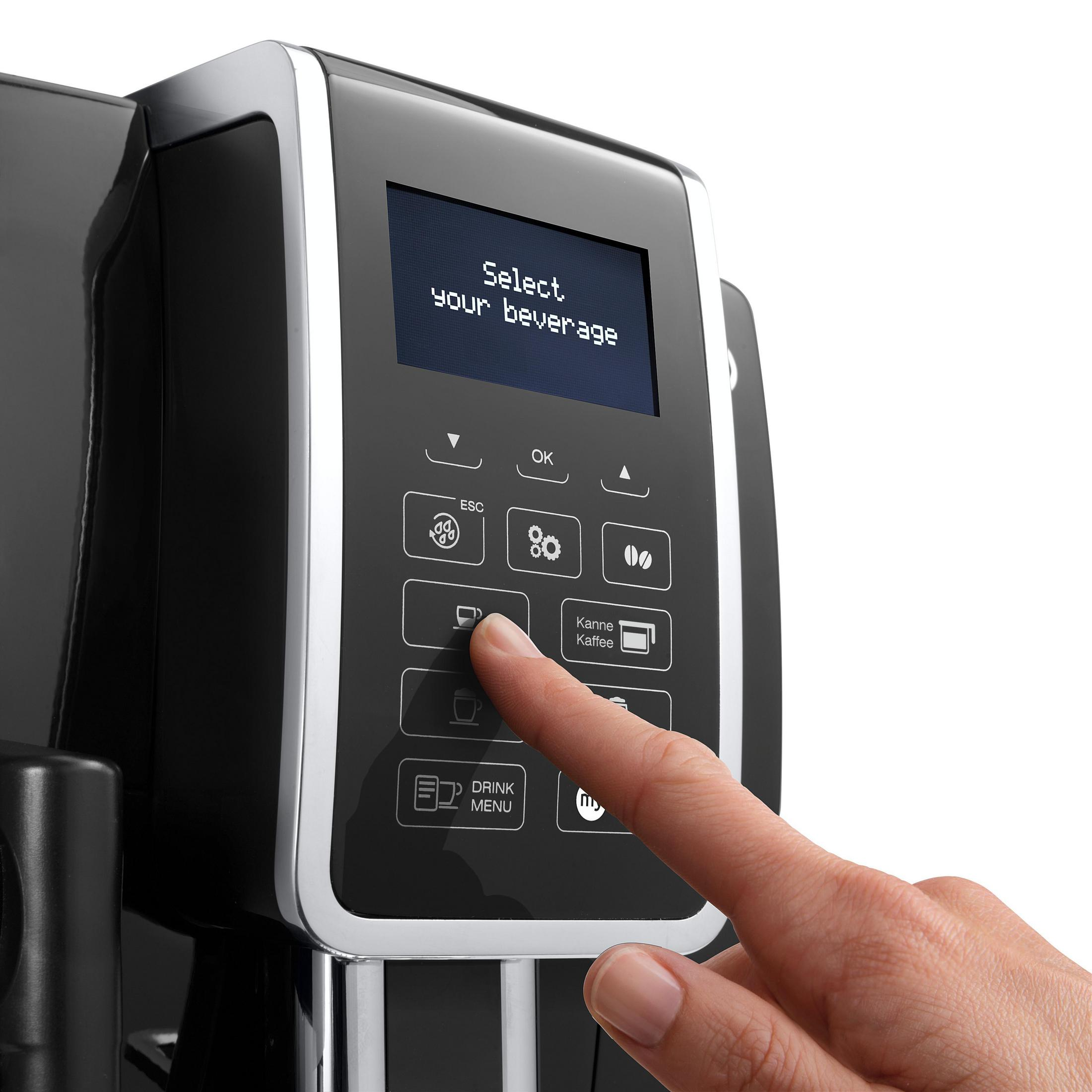 Der Finger einer Person drückt eine Taste auf einer schwarzen Kaffeemaschine mit Display.