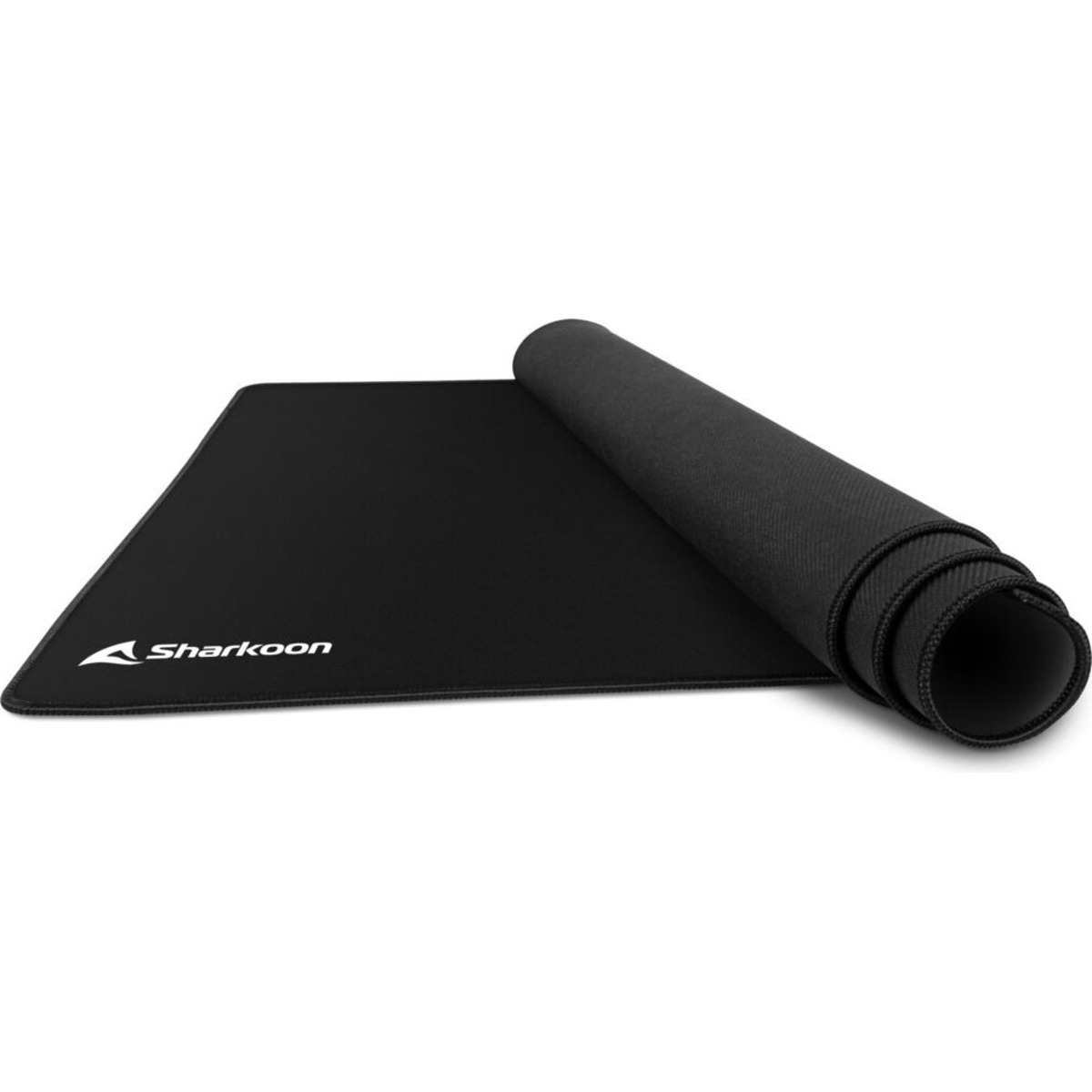 Tapis de souris rectangulaire noir avec logo blanc, enroulé à droite.
