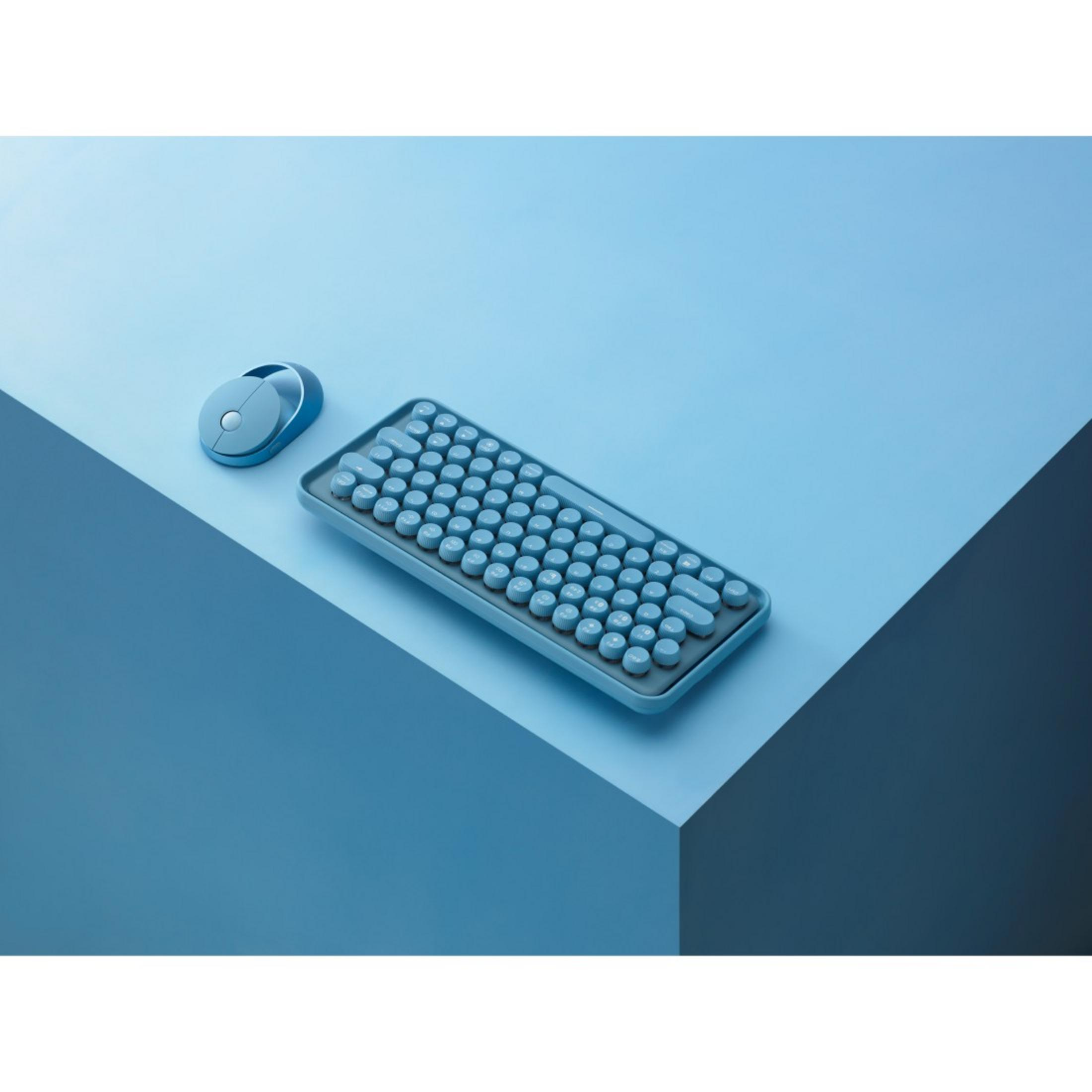 Blaue Tastatur und Maus auf blauer Oberfläche.
