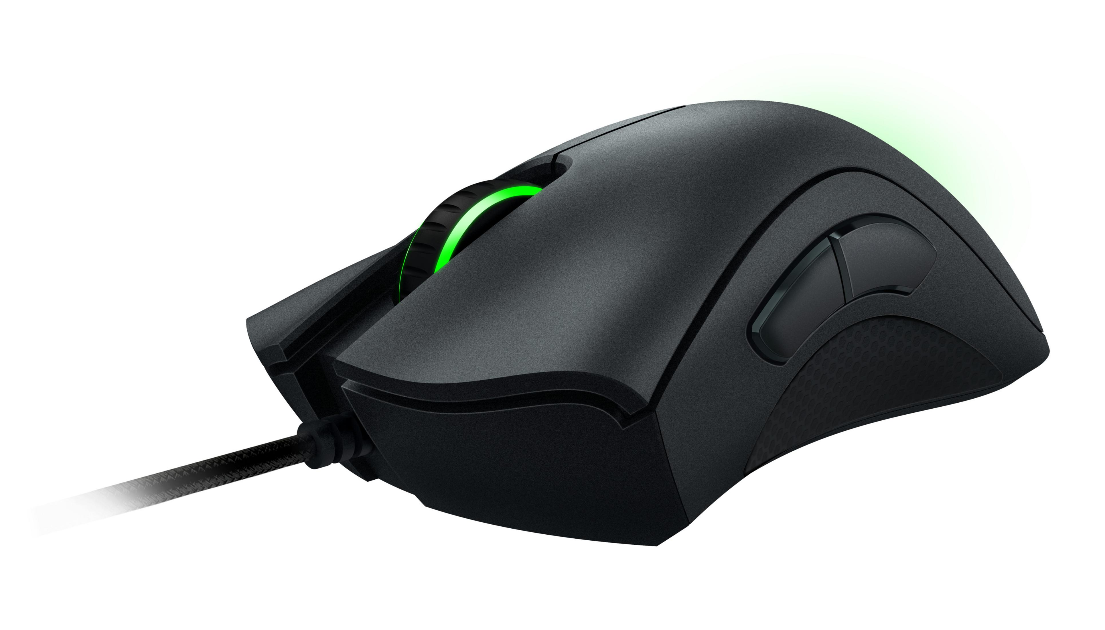 Schwarze Gaming-Maus mit grün beleuchtetem Scrollrad. Auf weißem Hintergrund.