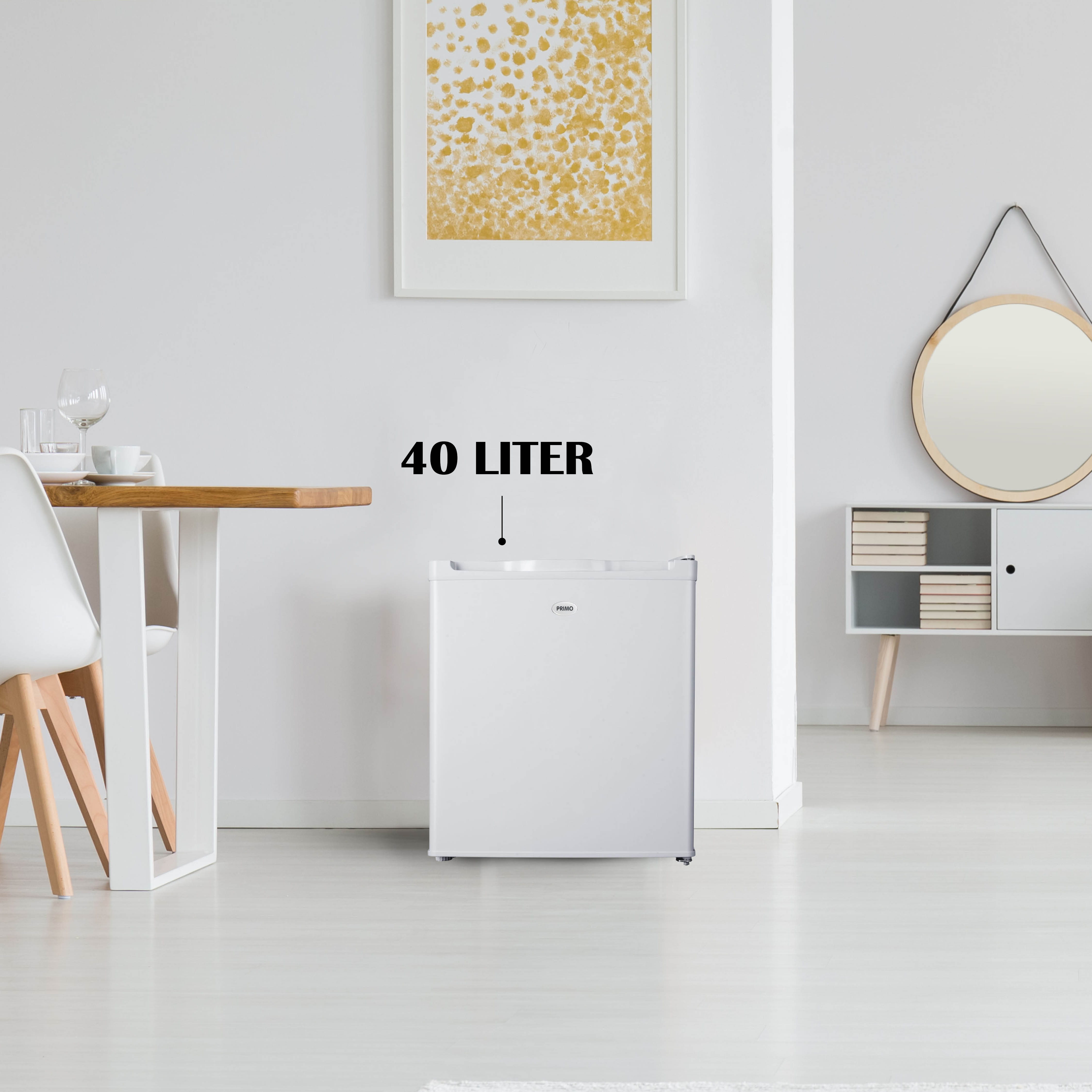Mini-réfrigérateur blanc dans une pièce. L'étiquette de 40 litres est au-dessus du réfrigérateur.