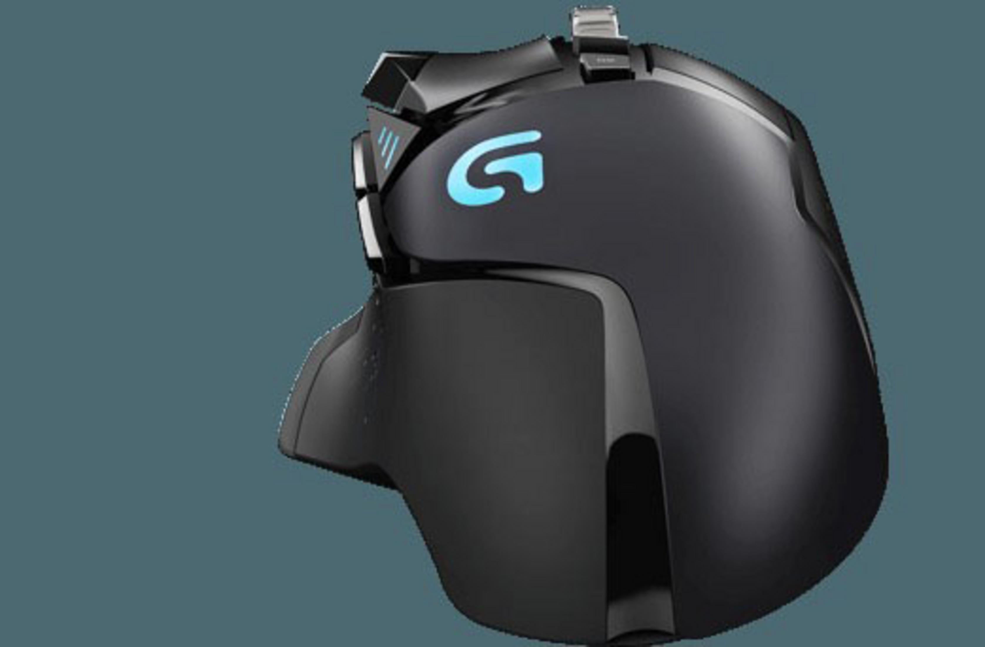 Eine schwarze Gaming-Maus mit blauem 'G'-Logo. Sie ist nach links gegen einen tealfarbenen Hintergrund geneigt.