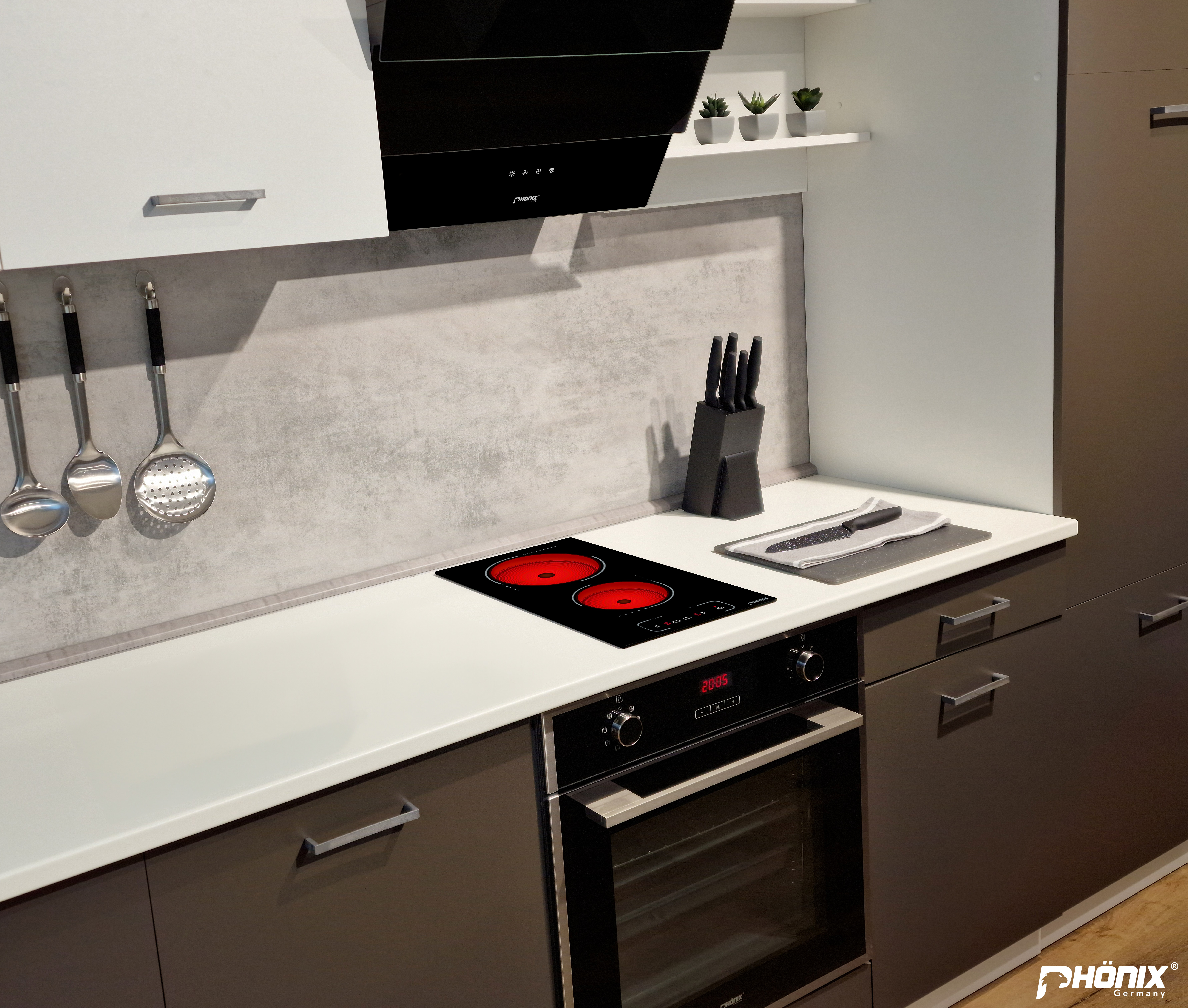 Modernes Kücheninterieur. Weiße und graue Schränke, schwarzes Kochfeld und Backofen sowie Edelstahlutensilien.