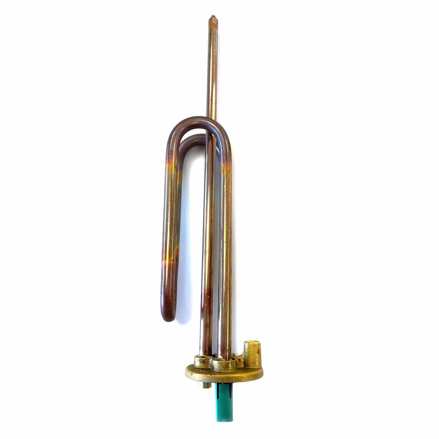 Un elemento de calentador de agua de cobre con un componente plástico verde en la parte inferior.