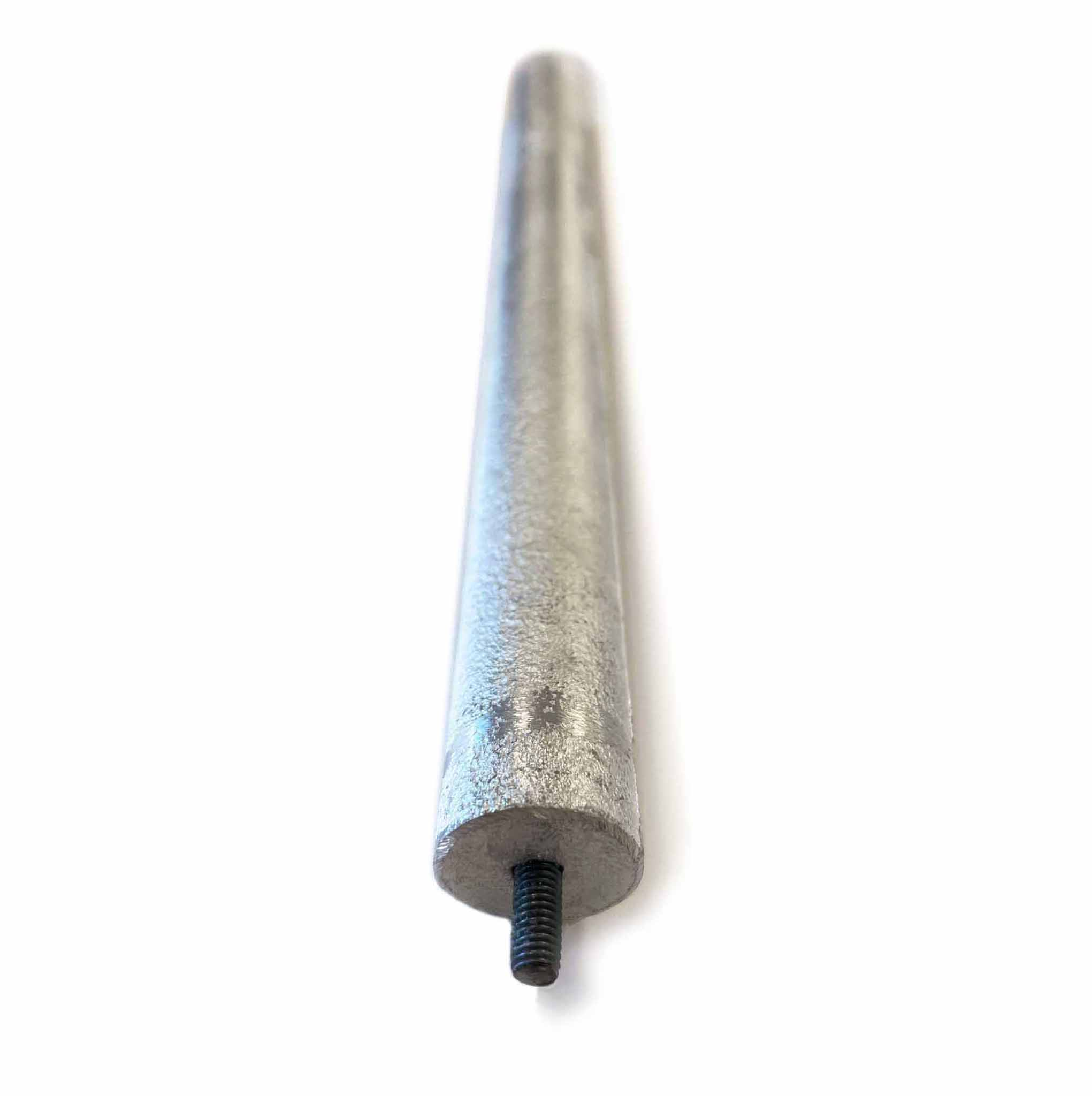 Una varilla de metal plateado con un tornillo en la parte inferior, aislada sobre fondo blanco.