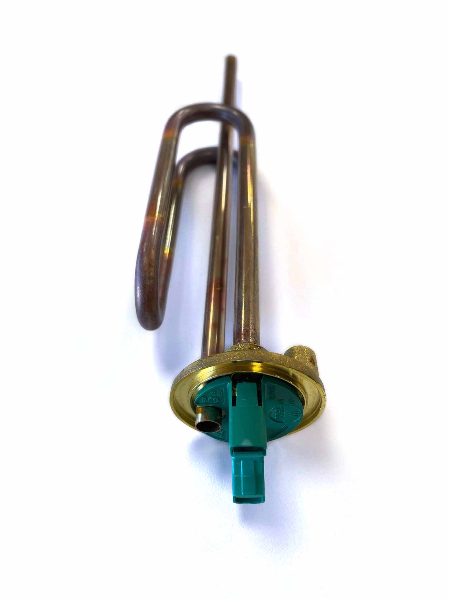 Elemento calefactor de cobre con conector verde sobre blanco. El elemento está curvado.
