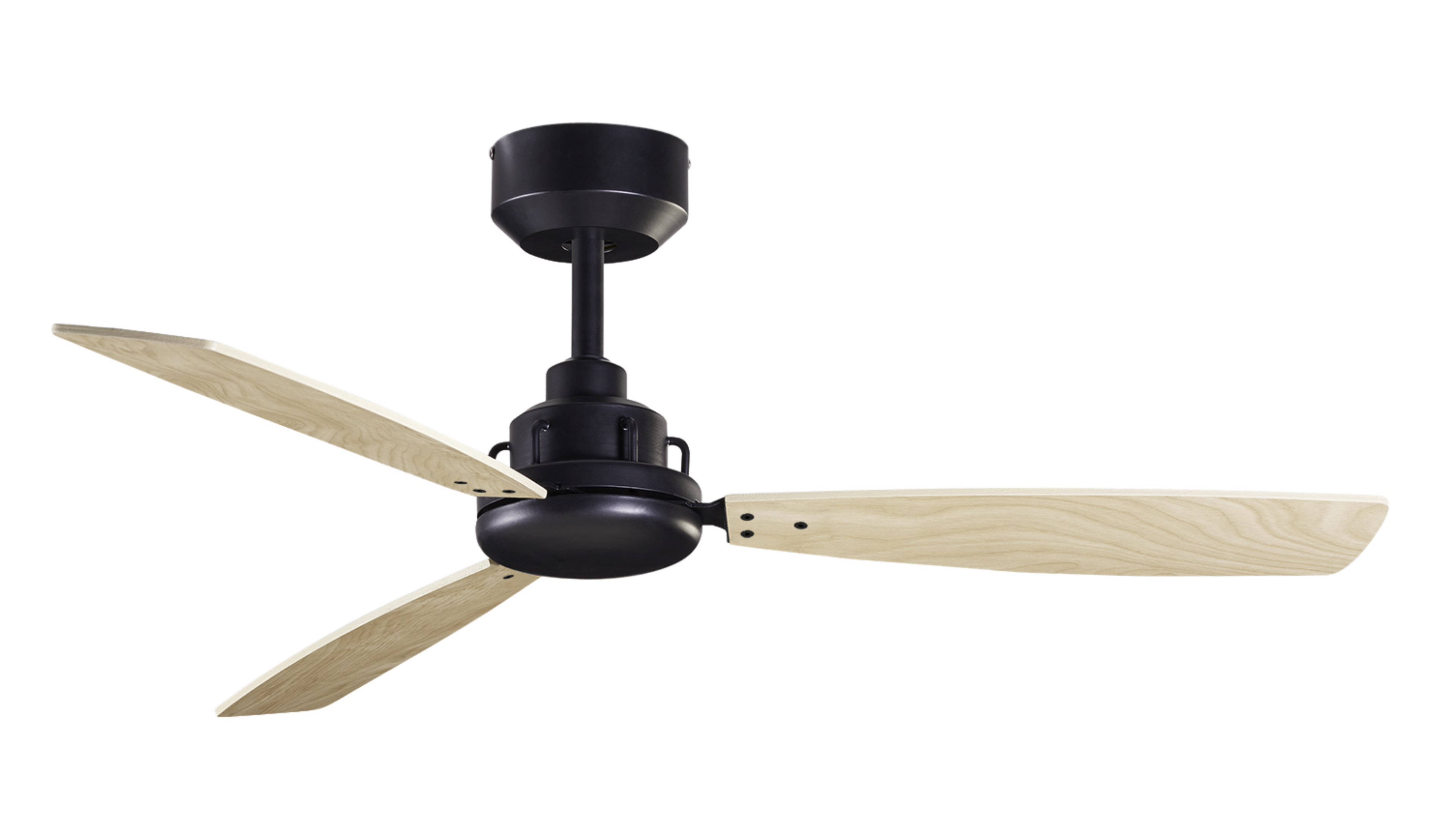 Schwarzer Deckenventilator mit Holzflügeln vor weißem Hintergrund.
