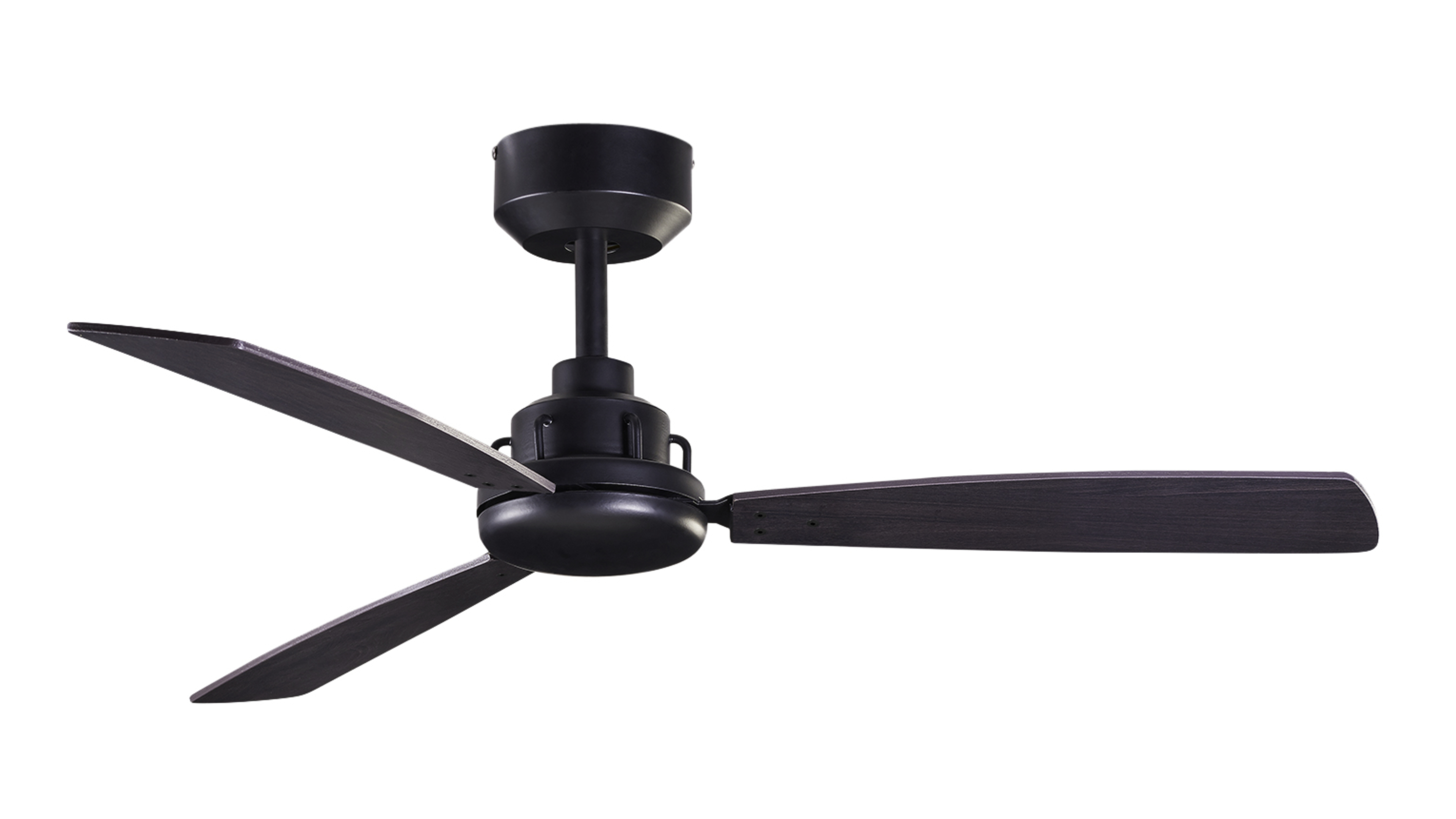 Deckenventilator mit drei dunkelbraunen Flügeln und einem schwarzen Motorgehäuse. Der Lüfter steht auf weißem Hintergrund.