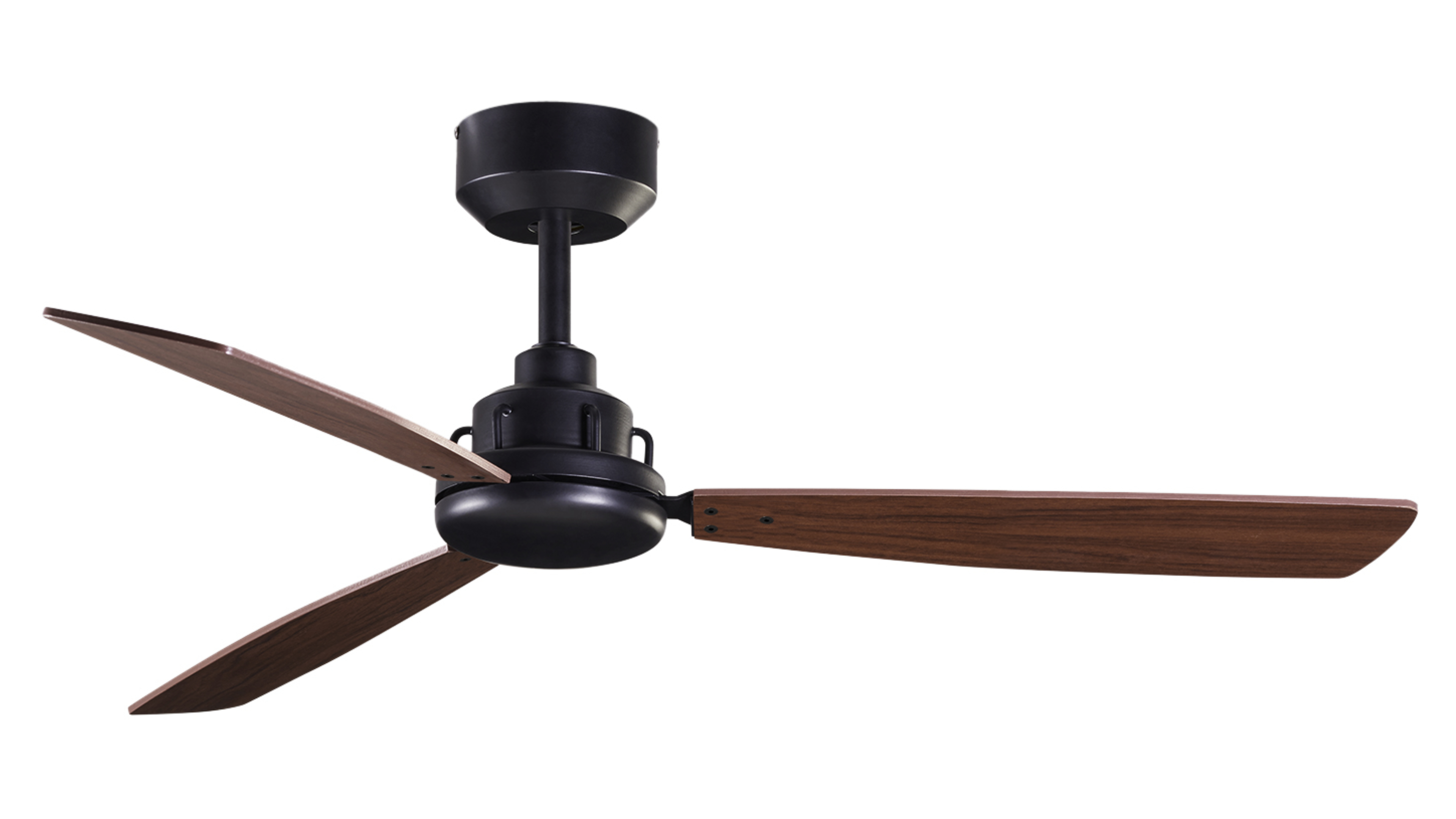 Deckenventilator mit drei Holzflügeln und schwarzem Gehäuse. Der Ventilator ist an der Decke montiert. Die Flügel sind braun.