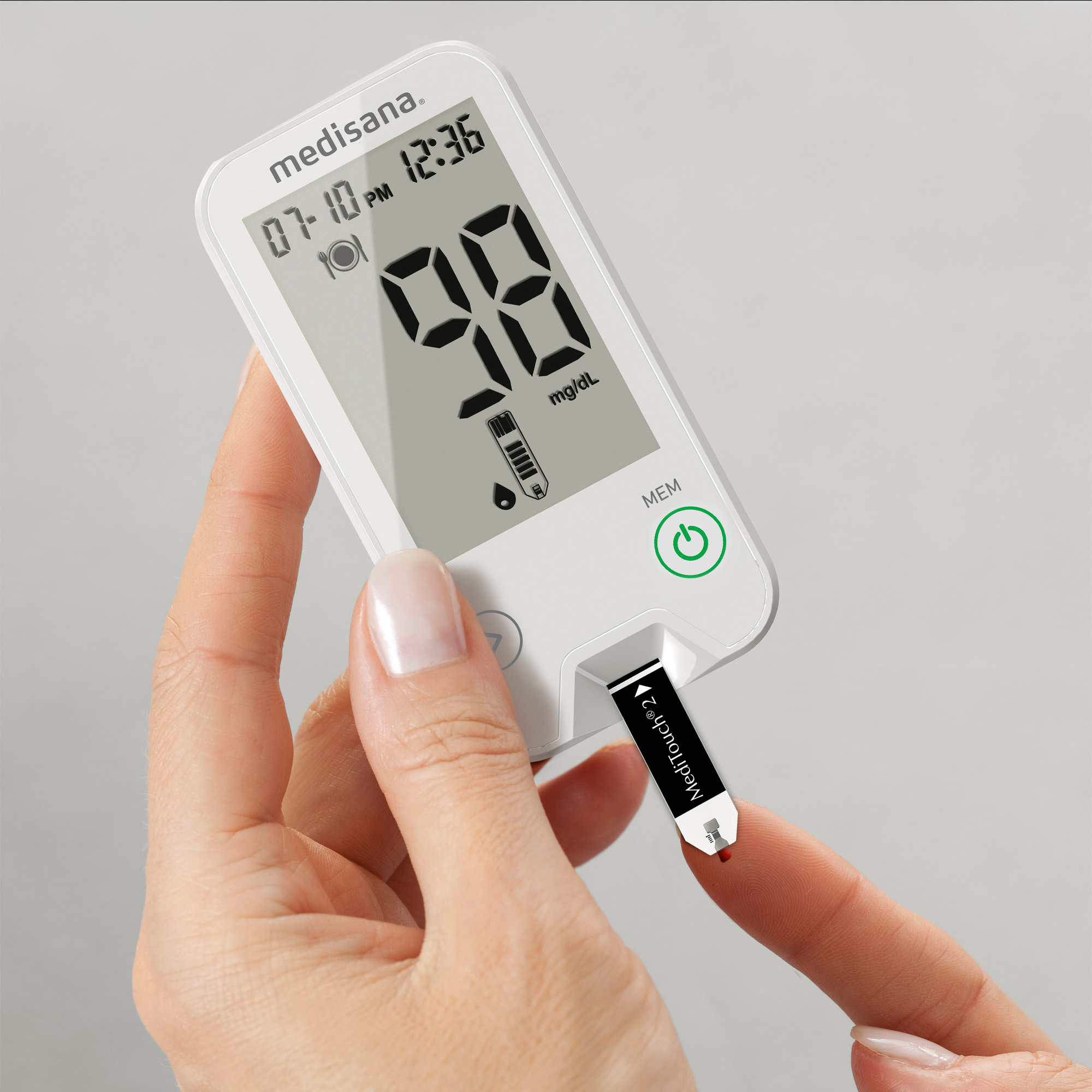 Osoba sprawdza poziom glukozy za pomocą glukometru.