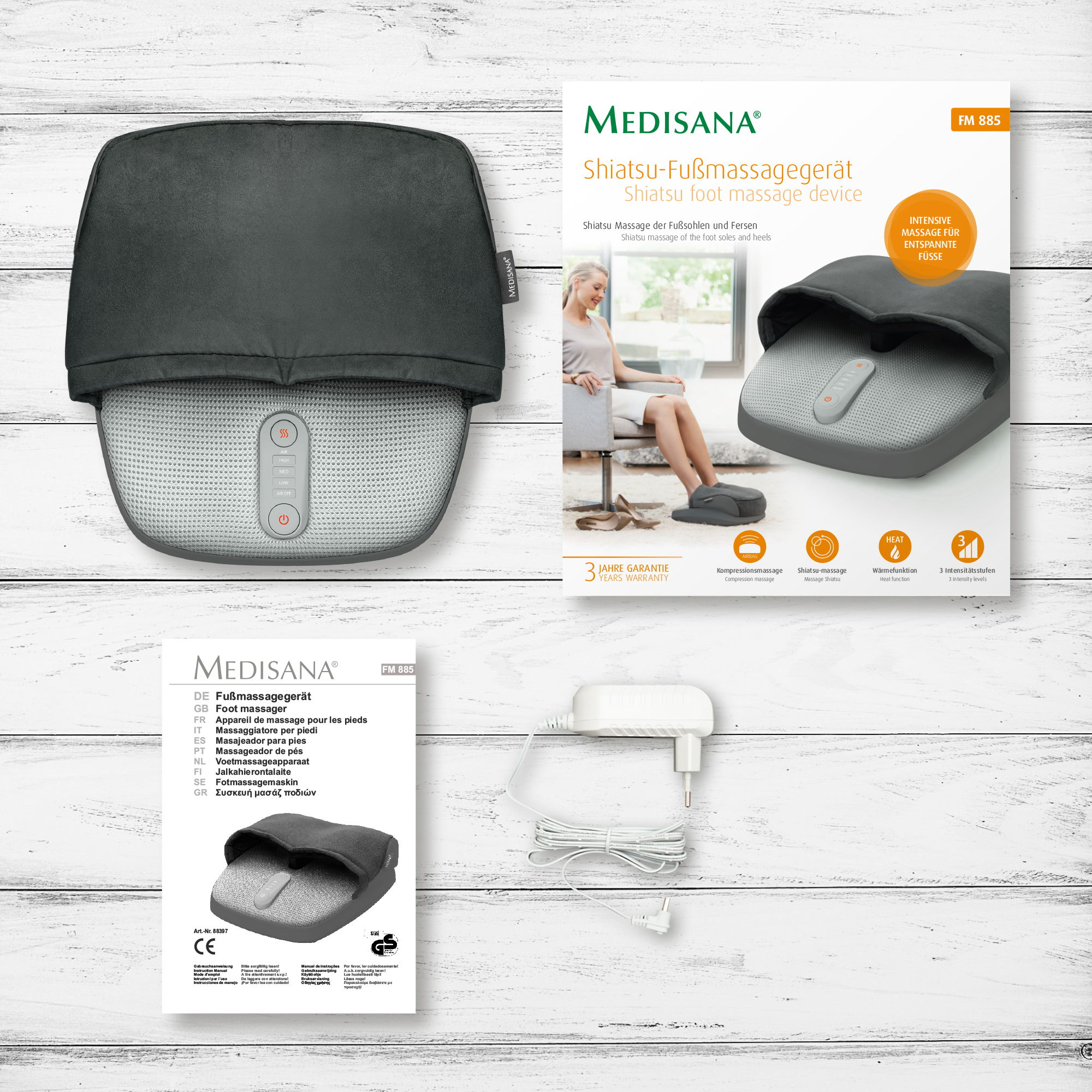 Masażer do stóp z kobietą i opakowaniem na drewnianym tle.