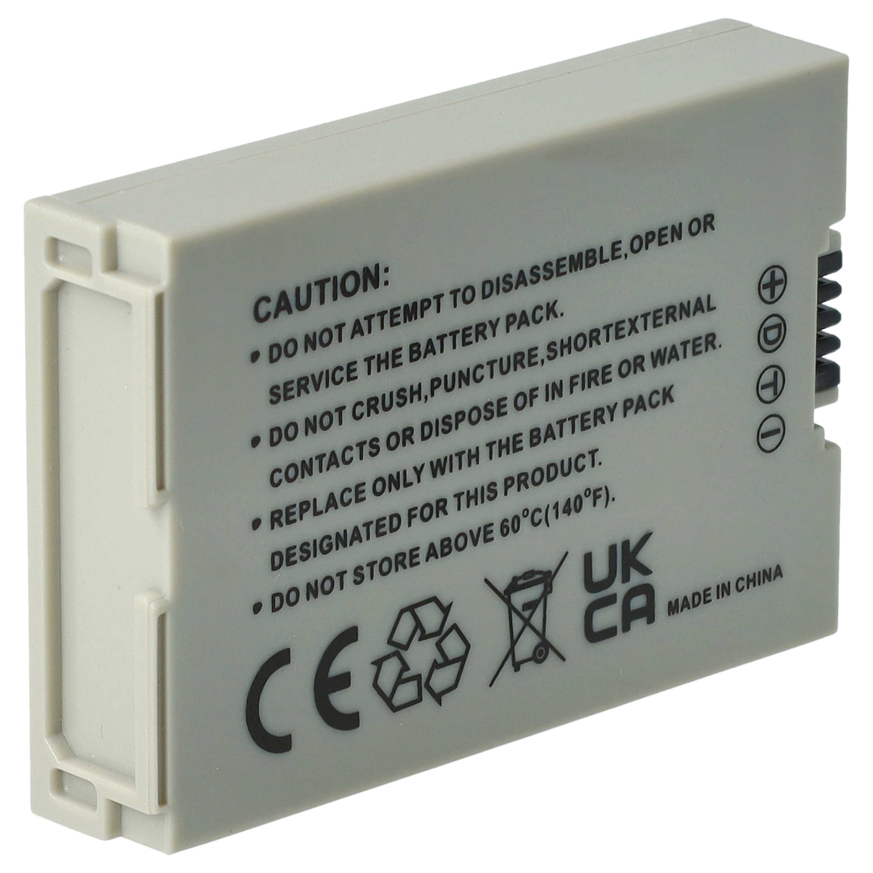Eine graue Batterie mit Text und Warnhinweisen. Weißer Hintergrund.