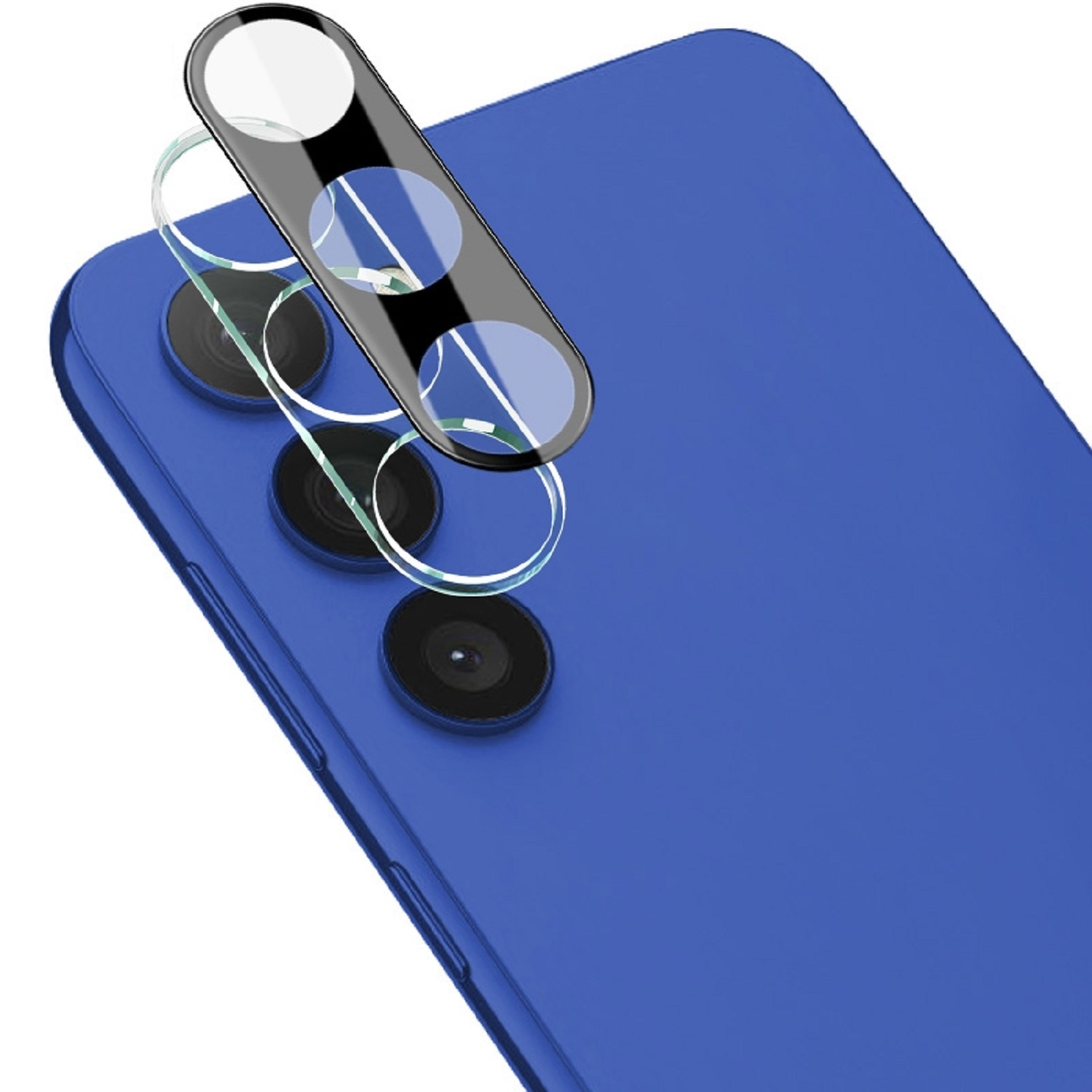 Ein blaues Telefon mit einem transparenten Kameraschutz. Der Hintergrund ist weiß.