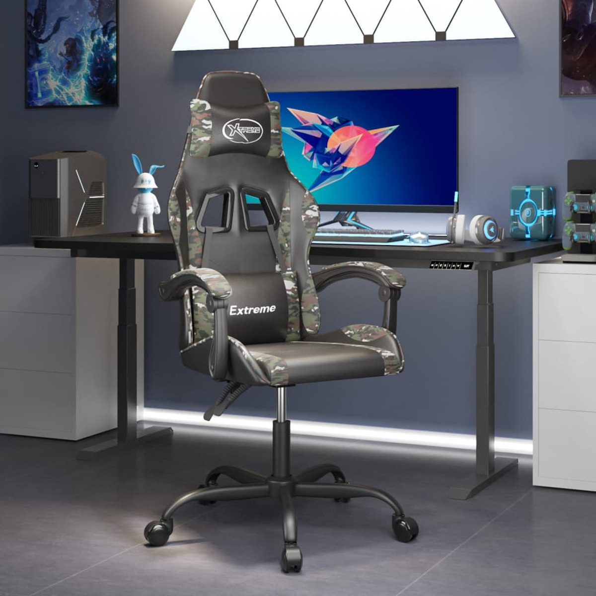 Gaming-Setup: Tarnmuster-Stuhl, schwarzer Schreibtisch, Monitor zeigt Spiel. Weißer Hase auf dem Tisch.