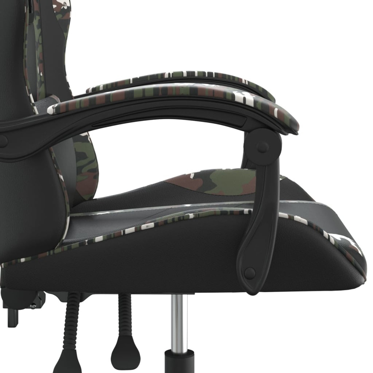 Gaming-Stuhl mit Tarnmuster auf schwarzem Rahmen. Schwarze Armlehnen und Fuß. Weißer Hintergrund.