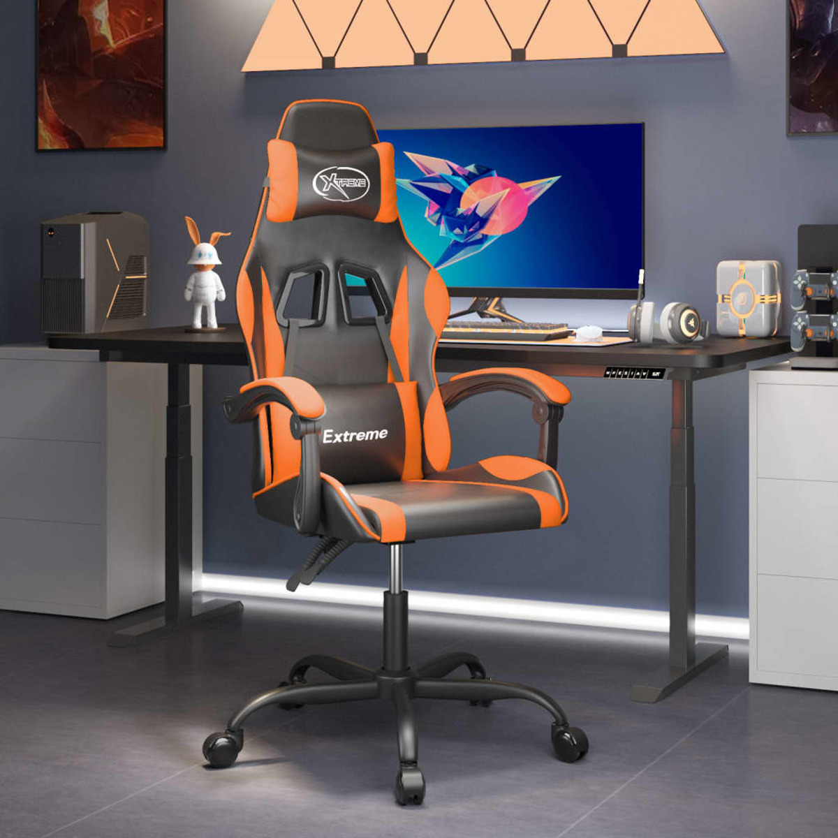 Gaming-Stuhl in einem Büro. Schwarzer, oranger und grauer Stuhl mit Schreibtisch und Monitor.