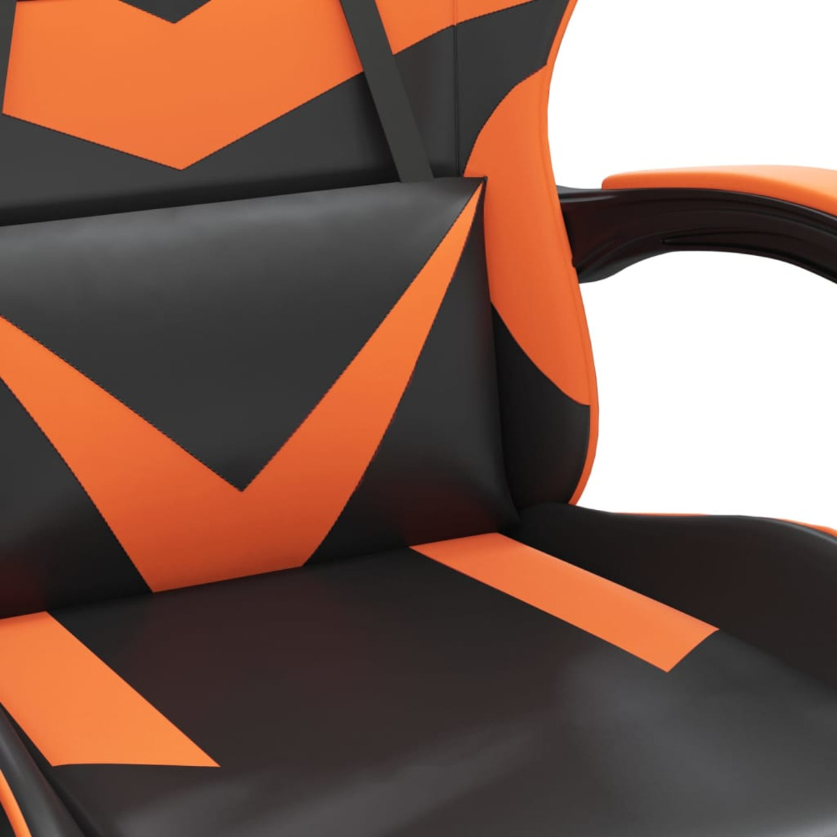 Nahaufnahme eines Gaming-Stuhls, schwarz mit orangefarbenen Akzenten in einem Chevron-Muster.