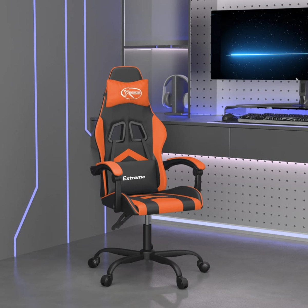 Orange-schwarzer Gaming-Stuhl, dunkles Zimmer, Headset an der Wand.