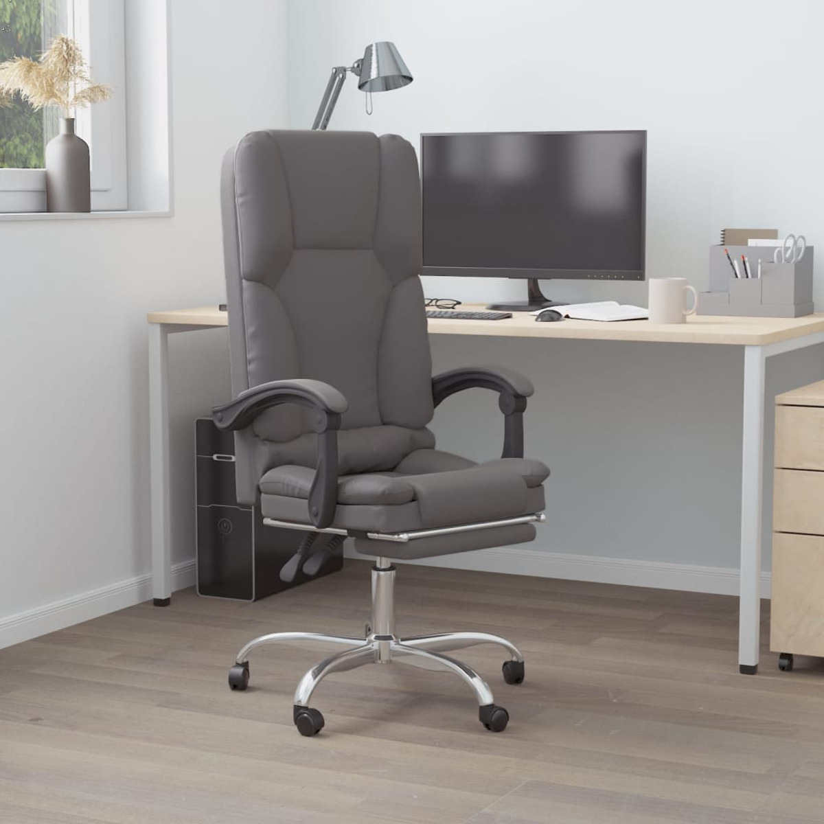 Grauer Bürostuhl in einem Raum. Schreibtisch mit Computer und Lampe. Weißer Hintergrund.
