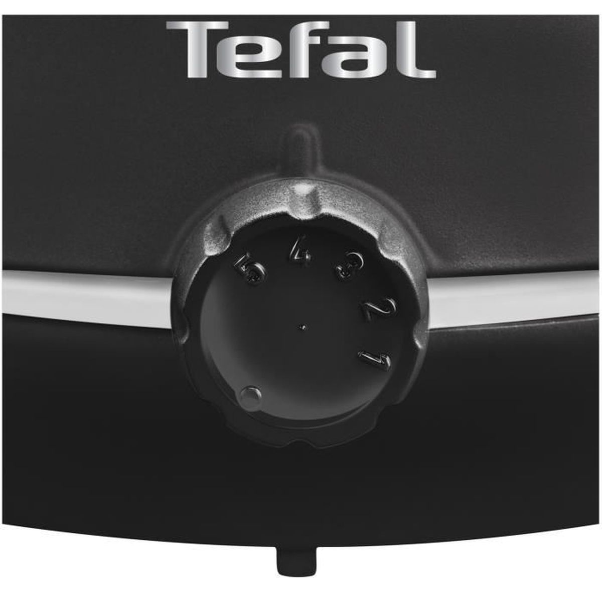 Zbliżenie czarnego pokrętła z numerami i logo Tefal. Tło jest czarno-białe.