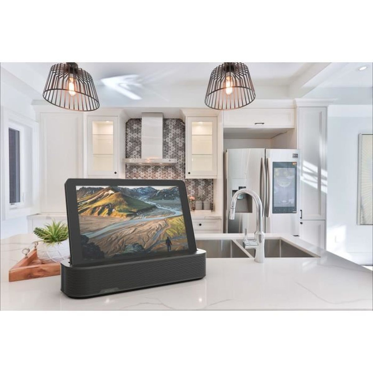 Una tableta con una imagen de paisaje en un soporte, en un ambiente de cocina moderno.
