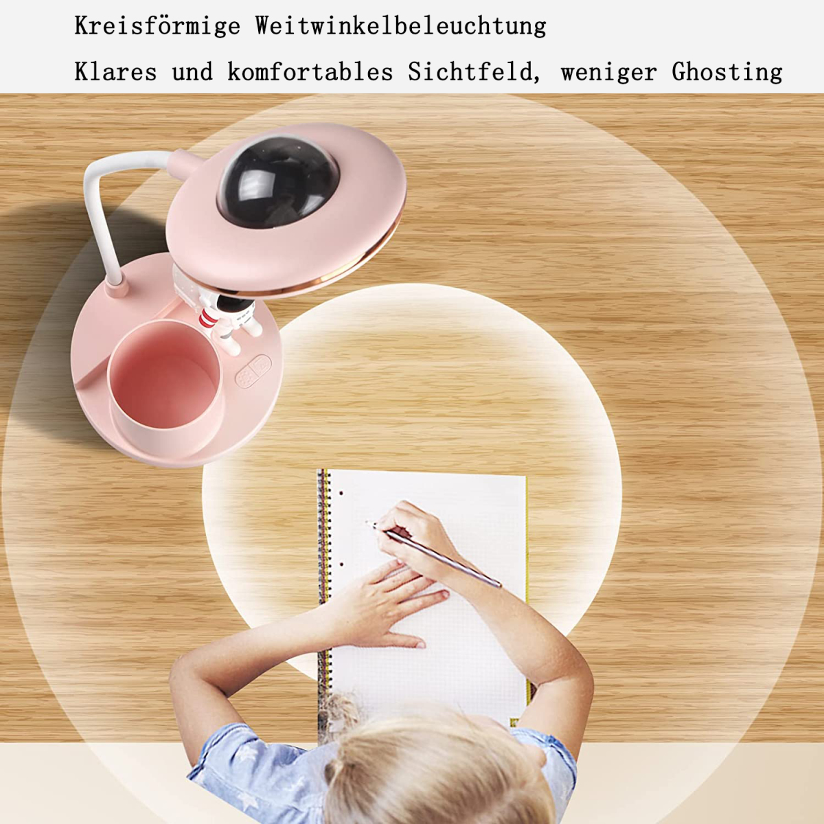 Eine rosa Schreibtischlampe mit einer kleinen Astronautenfigur und einem Notizbuch. Text: 'Kreisförmige Weitwinkelbeleuchtung'.