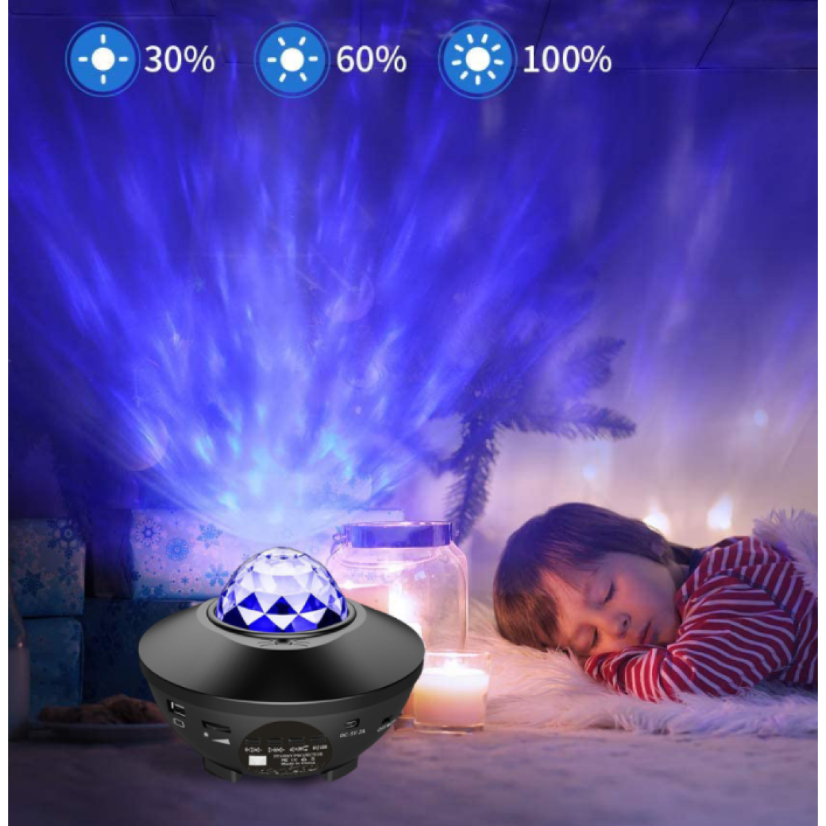 Ein Sternenhimmel-Projektor, mit einem schlafenden Jungen im Vordergrund. Der Projektor zeigt blaue Lichter.