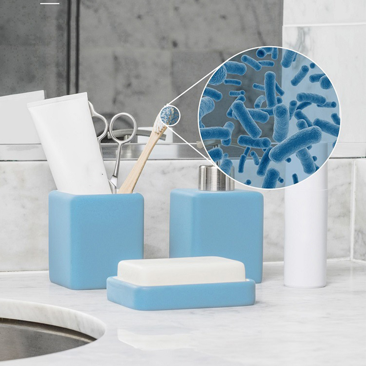 Badezimmer mit blauen Behältern, Zahnbürste und Seife. Eine vergrößerte Ansicht zeigt Bakterien.