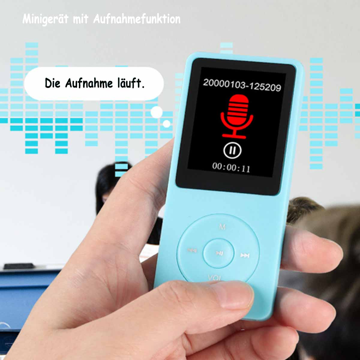 Dłoń trzyma niebieski odtwarzacz MP3. Ekran pokazuje nagrywanie w toku z ikoną mikrofonu.