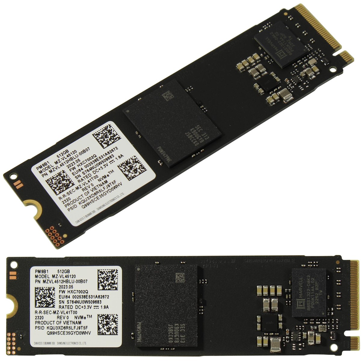 Zwei SSDs, obere und untere Ansicht, mit sichtbaren Etiketten und Chips.