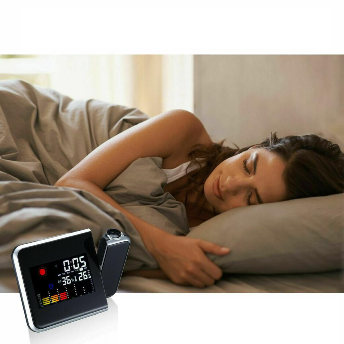 Eine Frau schläft im Bett, neben einem digitalen Wecker, der Zeit, Temperatur und Wetter anzeigt.