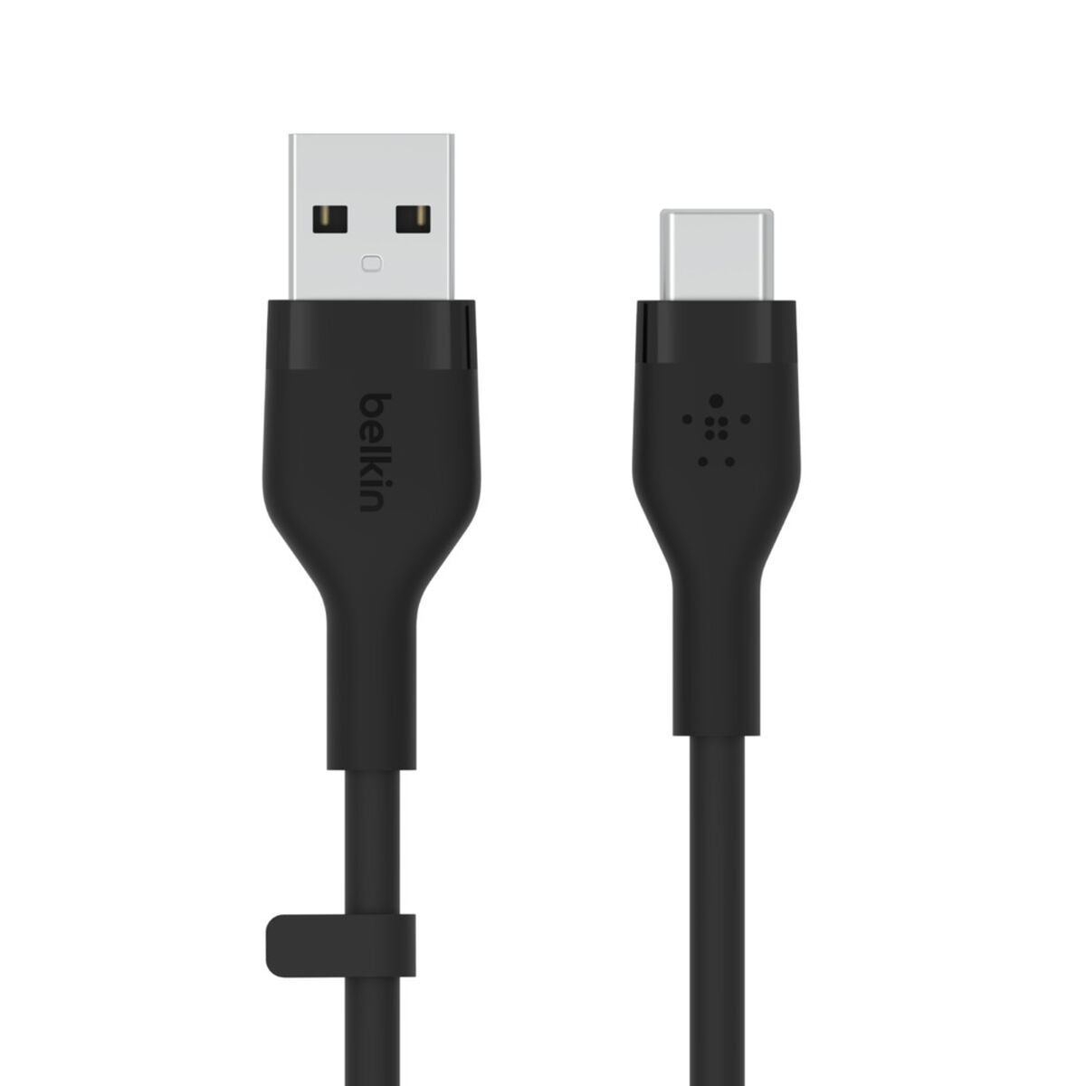 Un cable USB a USB-C negro con el logotipo de Belkin sobre un fondo blanco.