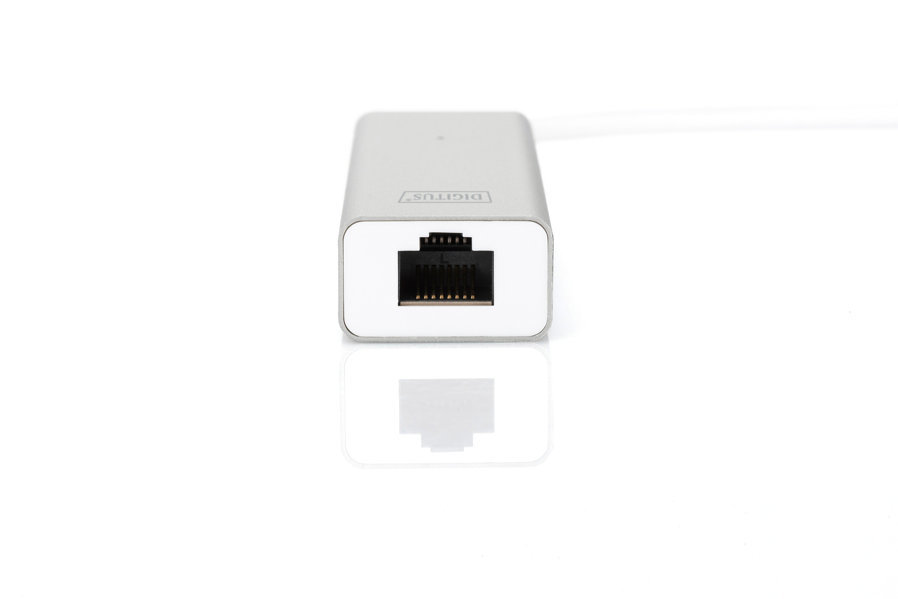 Adattatore Ethernet argentato con una porta Ethernet. Un cavo bianco si estende dalla parte posteriore.