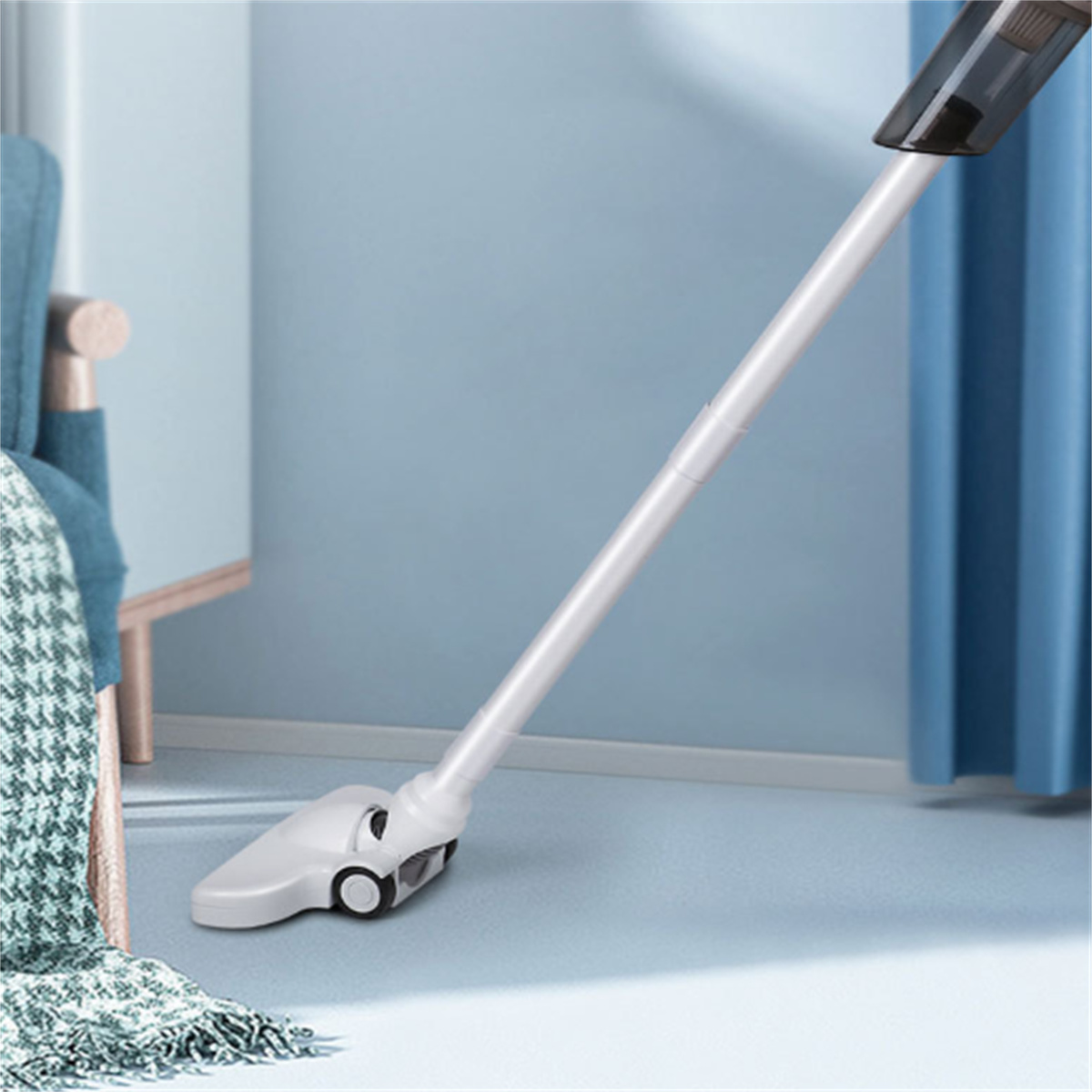 Ein weißer und grauer Staubsauger auf einem blauen Teppich.