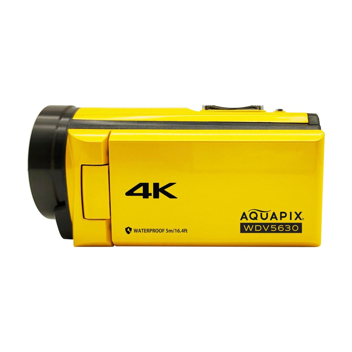 Żółta wodoodporna kamera 4K z tekstem. Czarny obiektyw i detale. Białe tło.