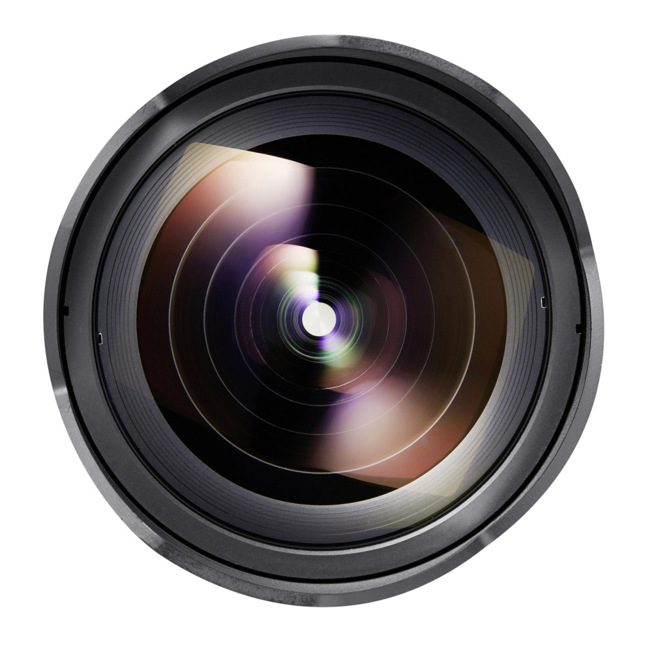 Un obiettivo di una fotocamera con molteplici superfici riflettenti, circondato da un anello nero su sfondo bianco.