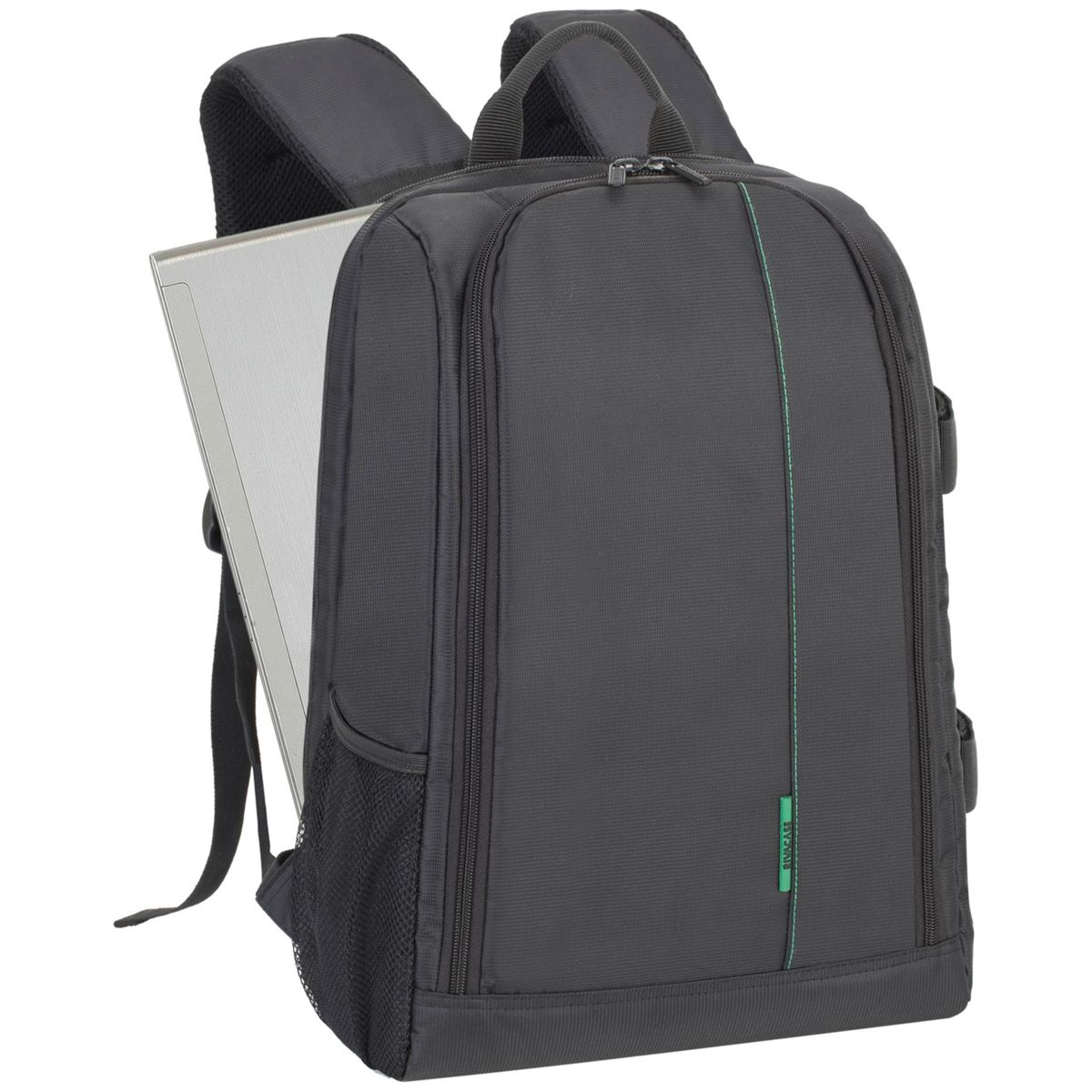 Ein schwarzer Rucksack mit teilweise sichtbarem Laptop. Grüne Nähte und Logo auf der Tasche.