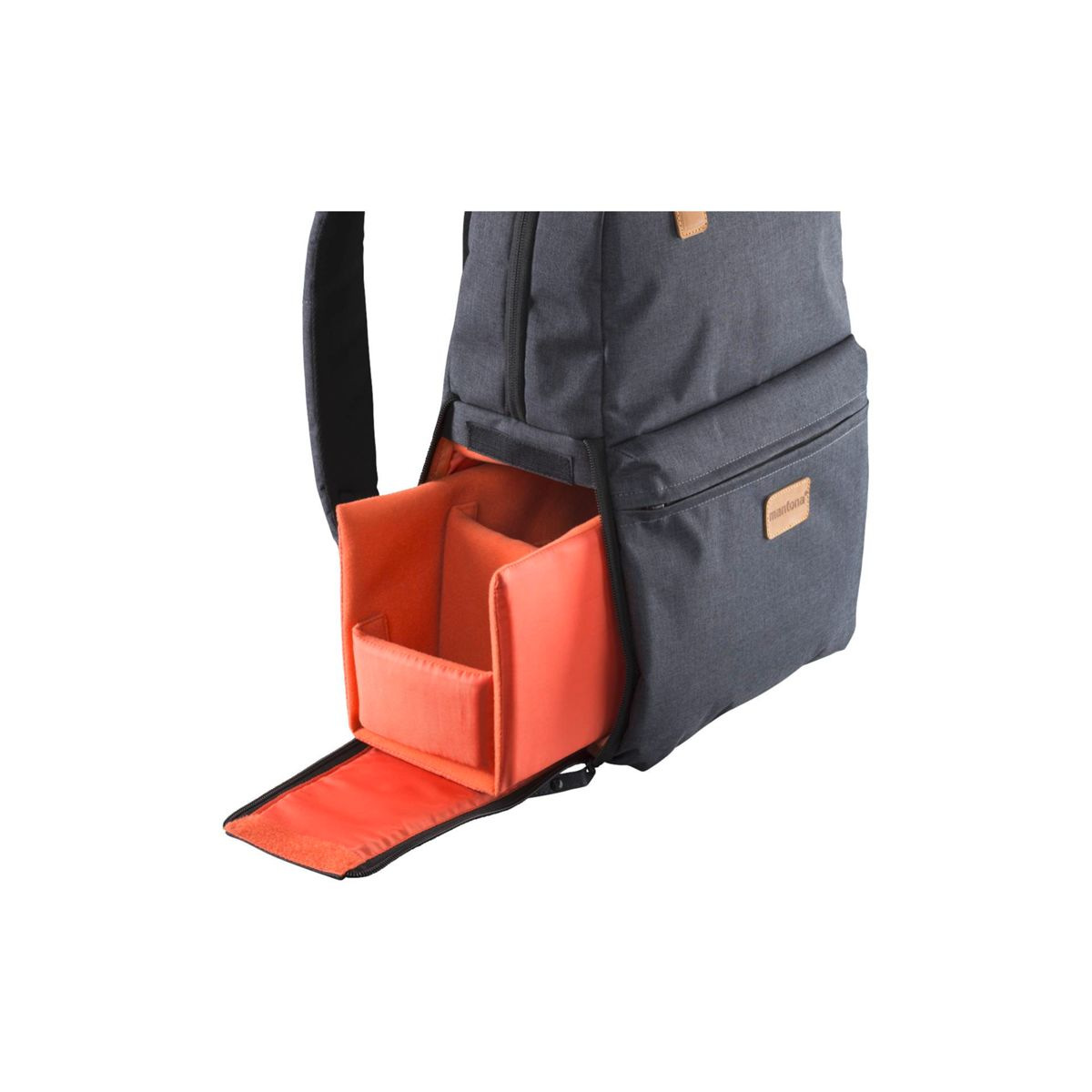 Ein dunkelgrauer Rucksack mit offenem orangefarbenen Fach und einem braunen Lederaufnäher an der Seite.