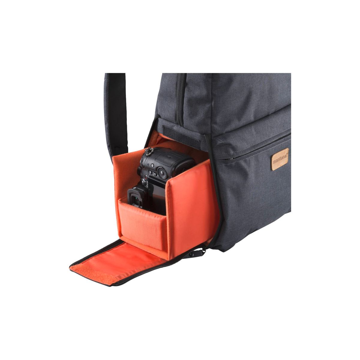 Kameratasche mit einer Kamera in einem orangefarbenen Fach. Dunkelgraue Tasche, weißer Hintergrund.
