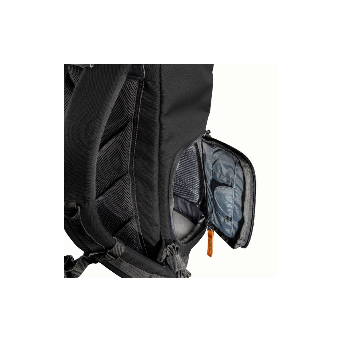 Nahaufnahme eines schwarzen Rucksacks mit einer teilweise geöffneten Seitentasche und Organisationsfächern.