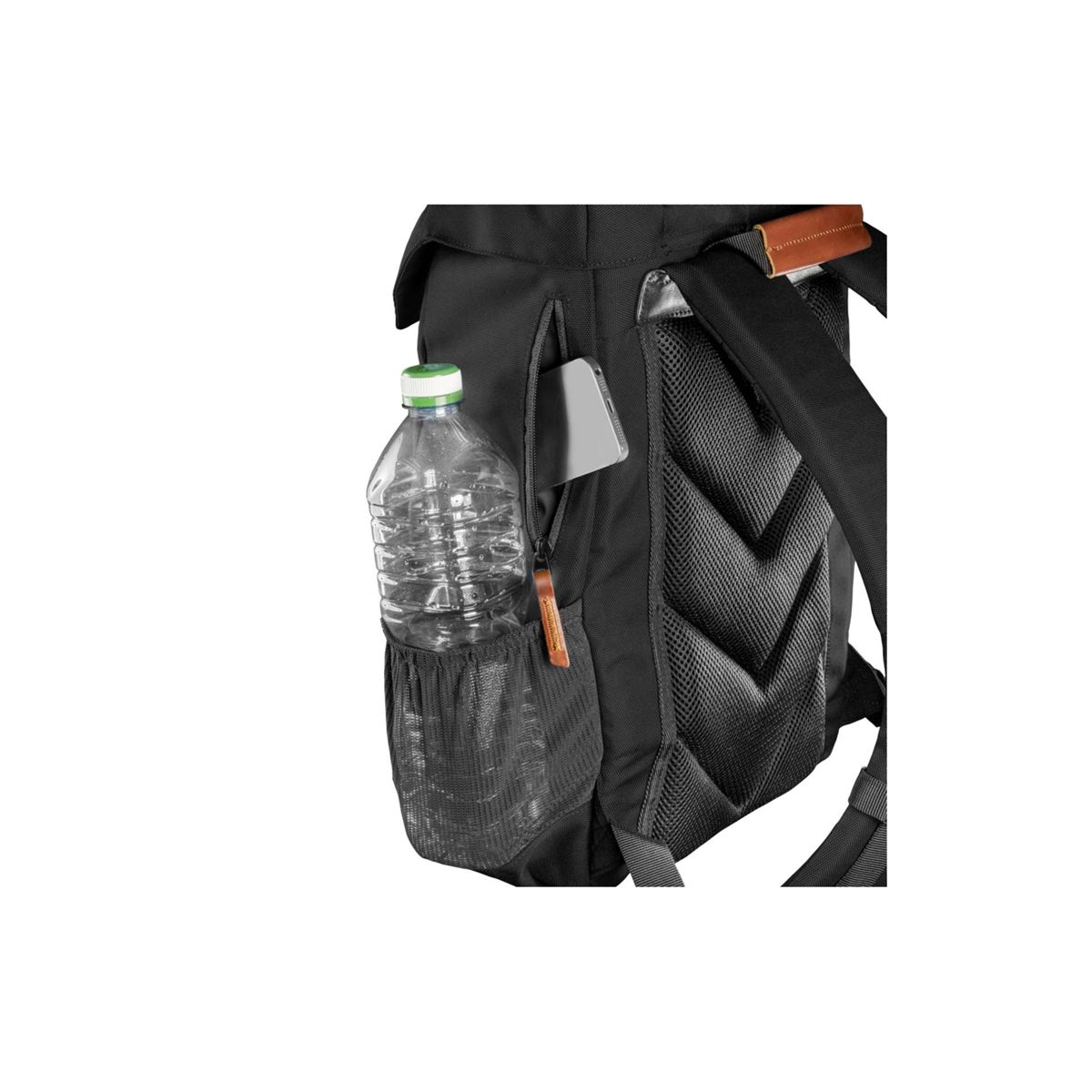 Ein schwarzer Rucksack zeigt eine Wasserflasche in der Netztasche und ein Smartphone in der Reißverschlusstasche.