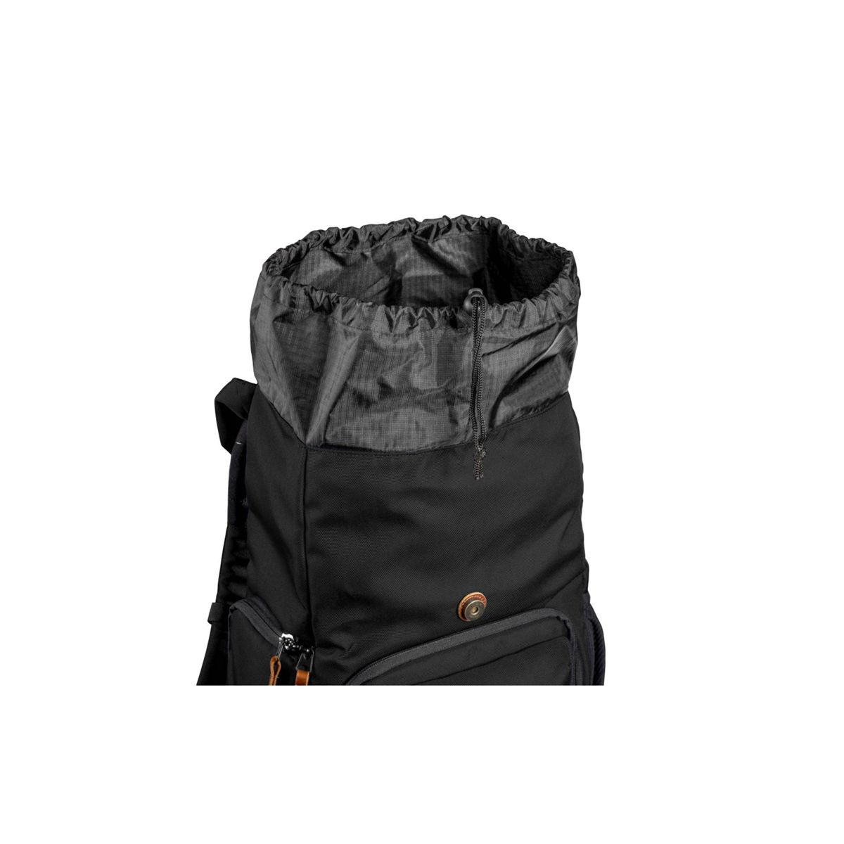 Ein offener schwarzer Rucksack mit Tunnelzug und Fronttaschen vor weißem Hintergrund.