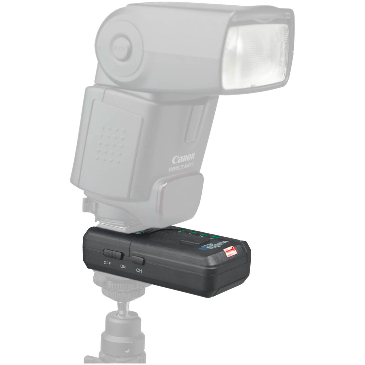 Ein schwarzer Blitzauslöser auf einem Ständer mit einem Canon Speedlite-Blitzgerät darüber.