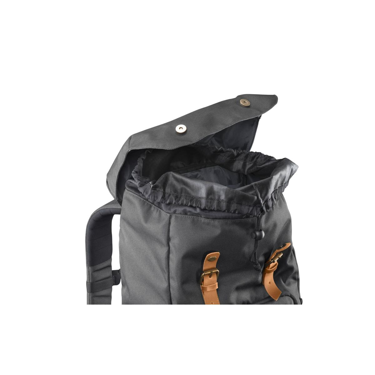 Ein grauer Rucksack mit offenem Kordelzug und braunen Lederriemen auf weißem Hintergrund.